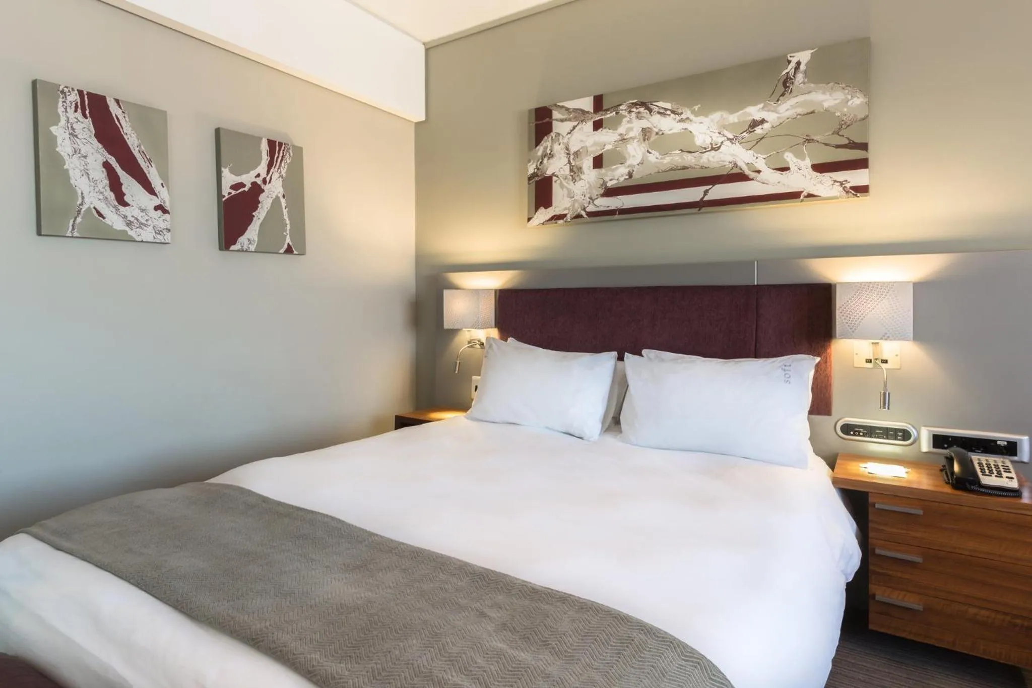 Photo of the whole room, Bed in Holiday Inn Johannesburg-Rosebank by IHG