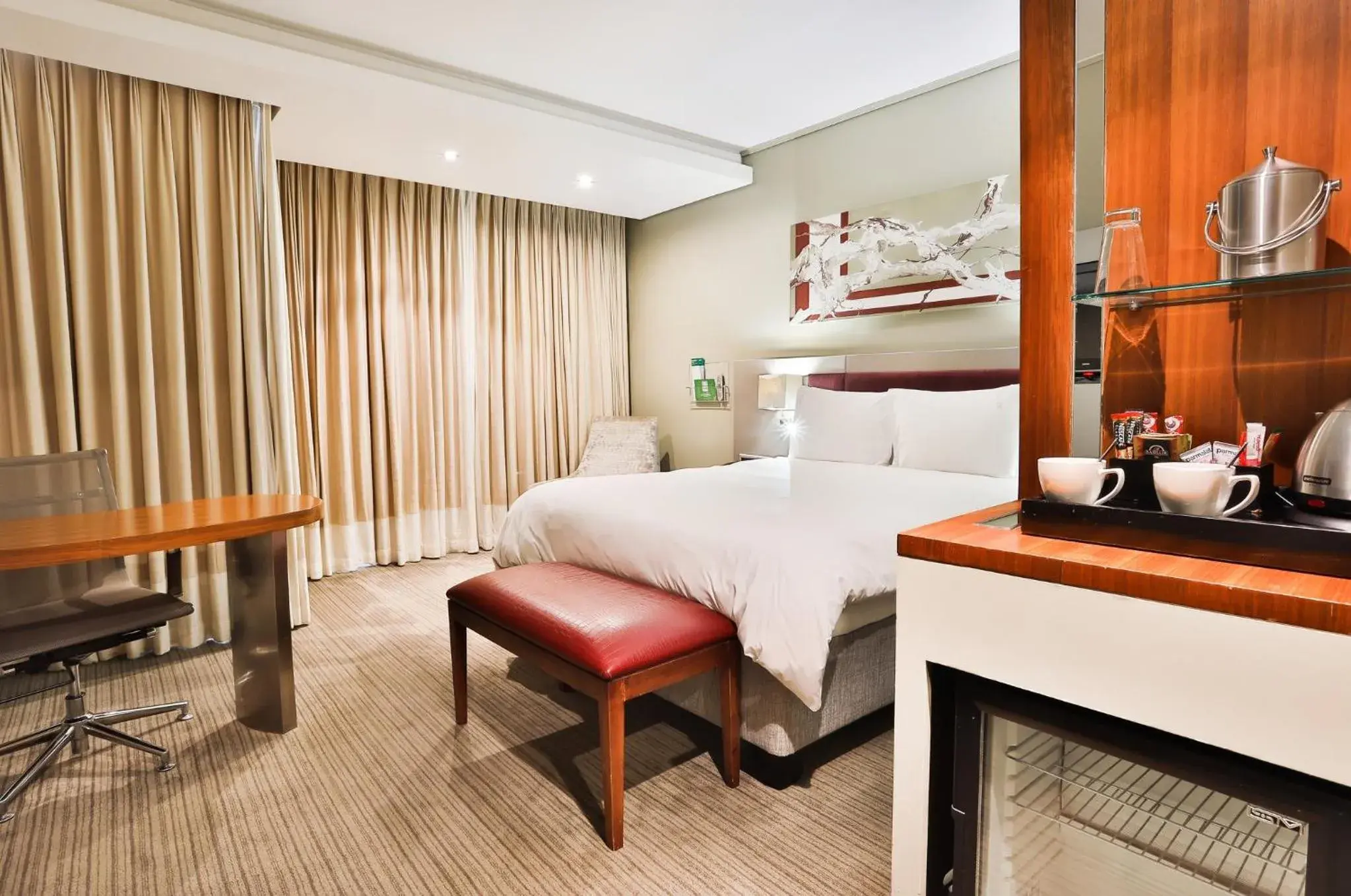 Standard Queen Room in Holiday Inn Johannesburg-Rosebank by IHG Standard Queen Room in Holiday Inn Johannesburg-Rosebank by IHG