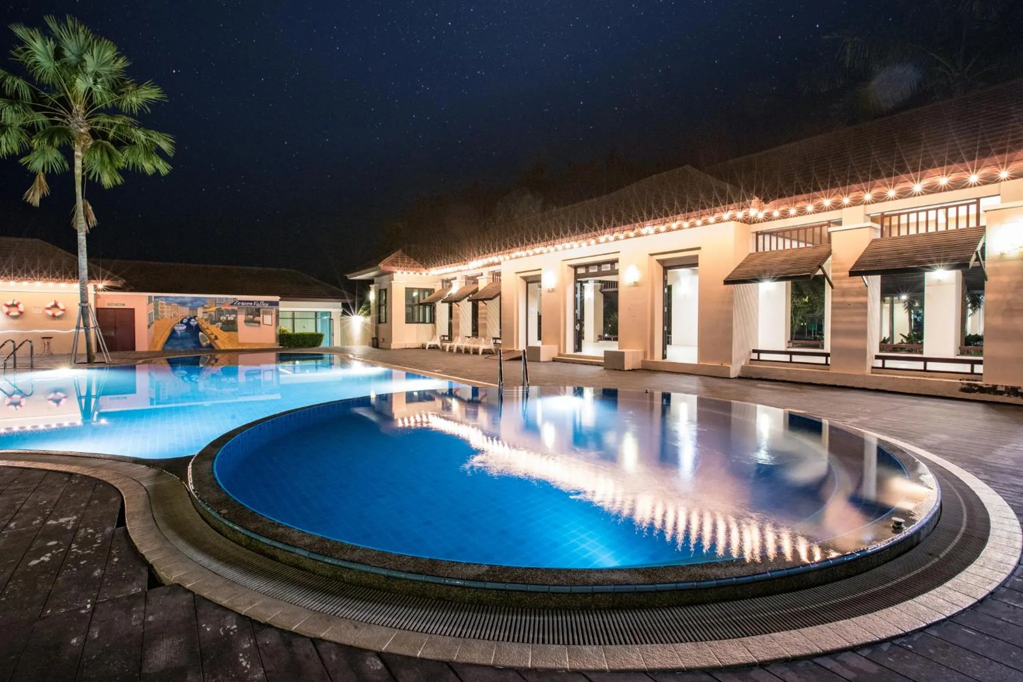 Swimming pool in Leaves Valley Resort