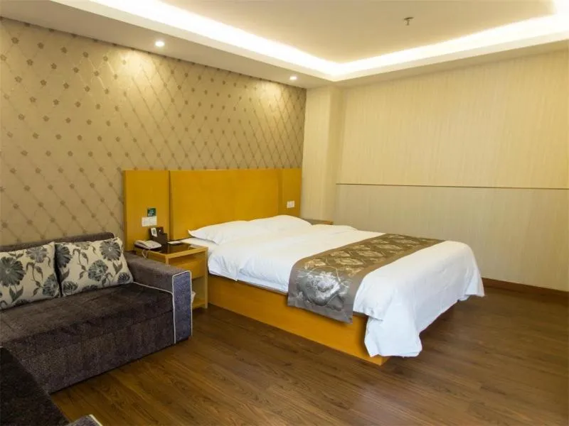 Bed in GreenTree Inn Zhuhai Mingzhu Station Express Hotel