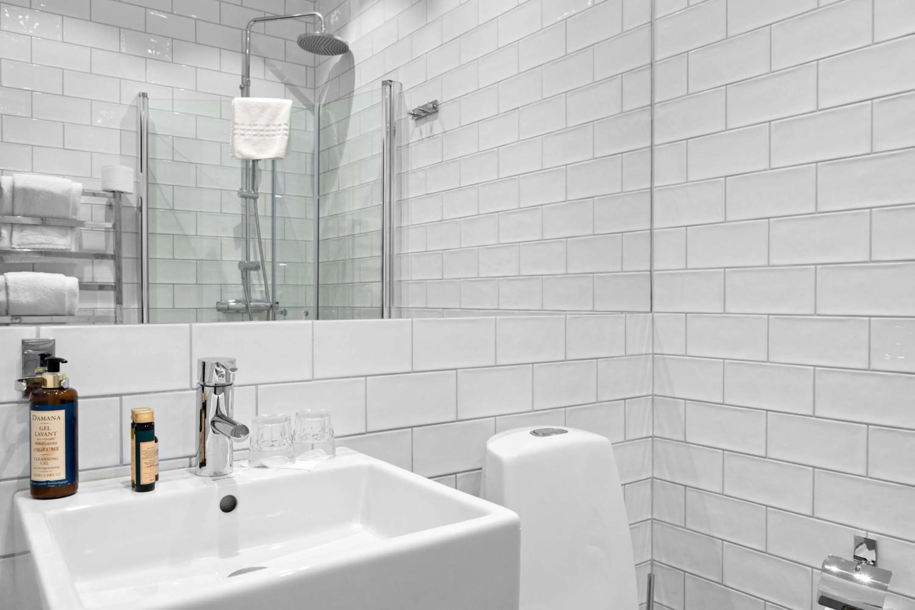 Bathroom in Donners Hotell