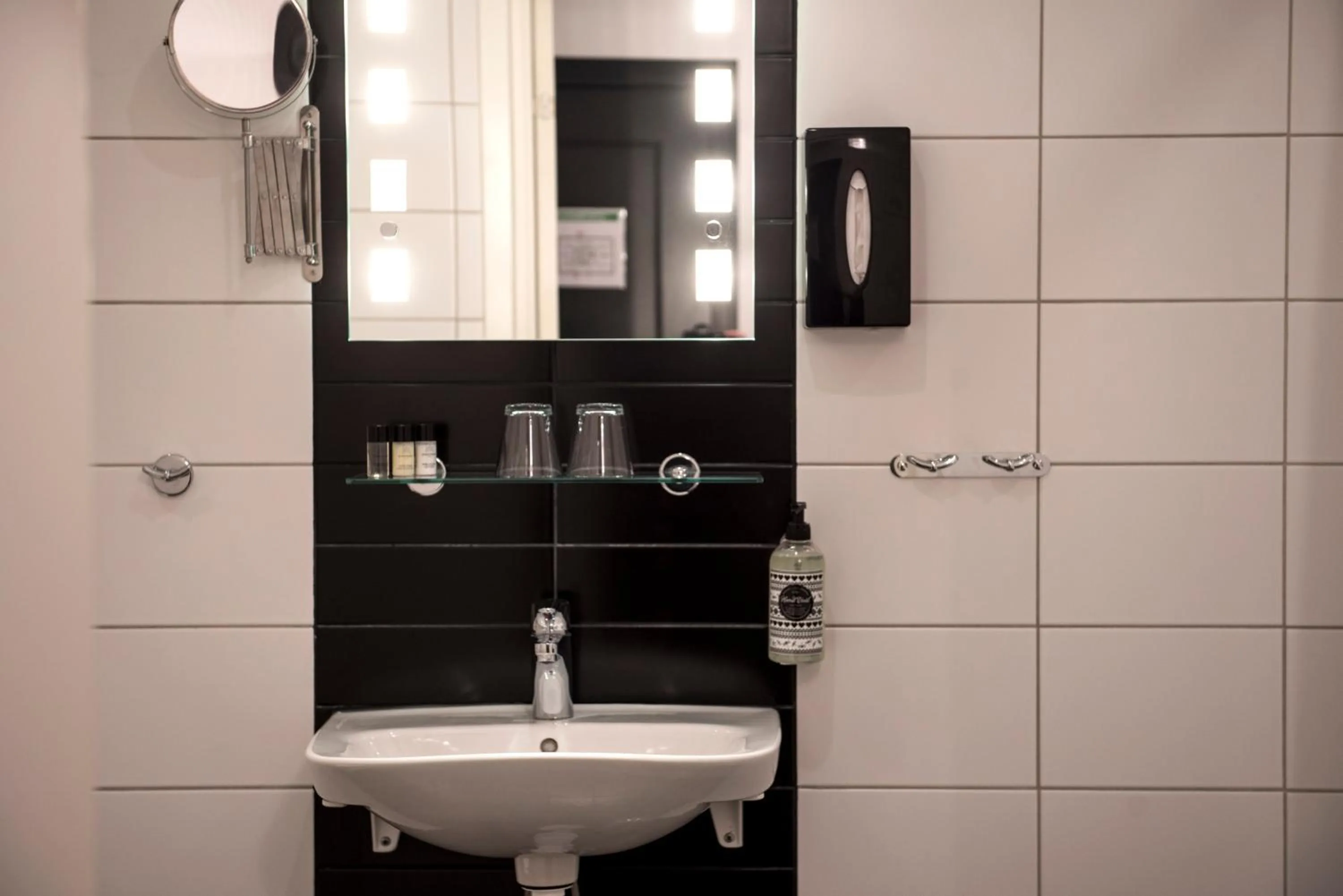 Bathroom in Donners Hotell