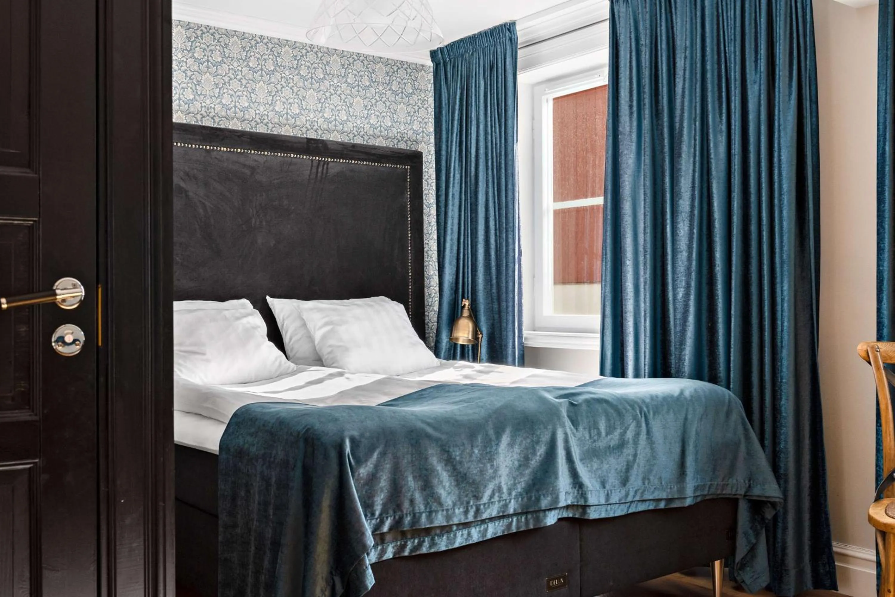 Bedroom, Bed in Donners Hotell