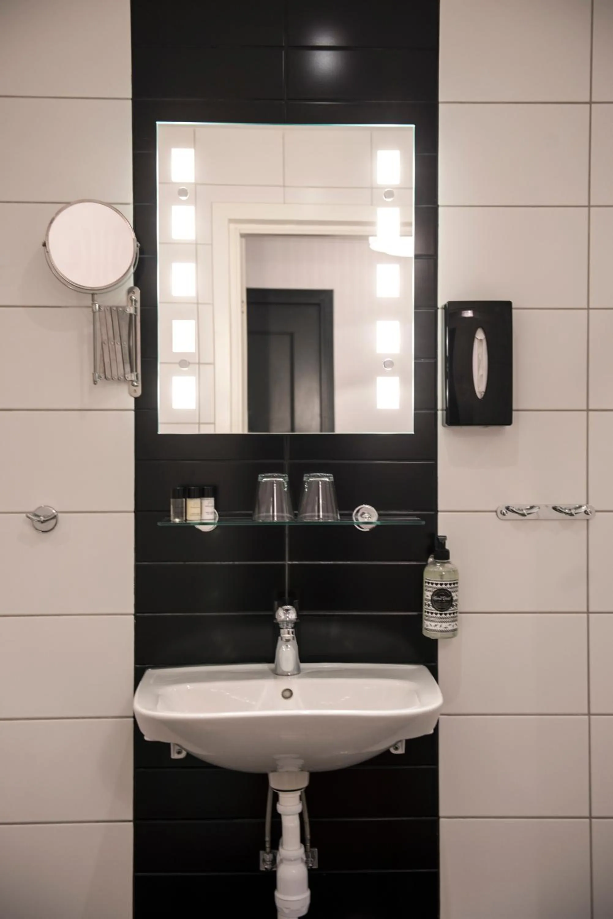 Bathroom in Donners Hotell