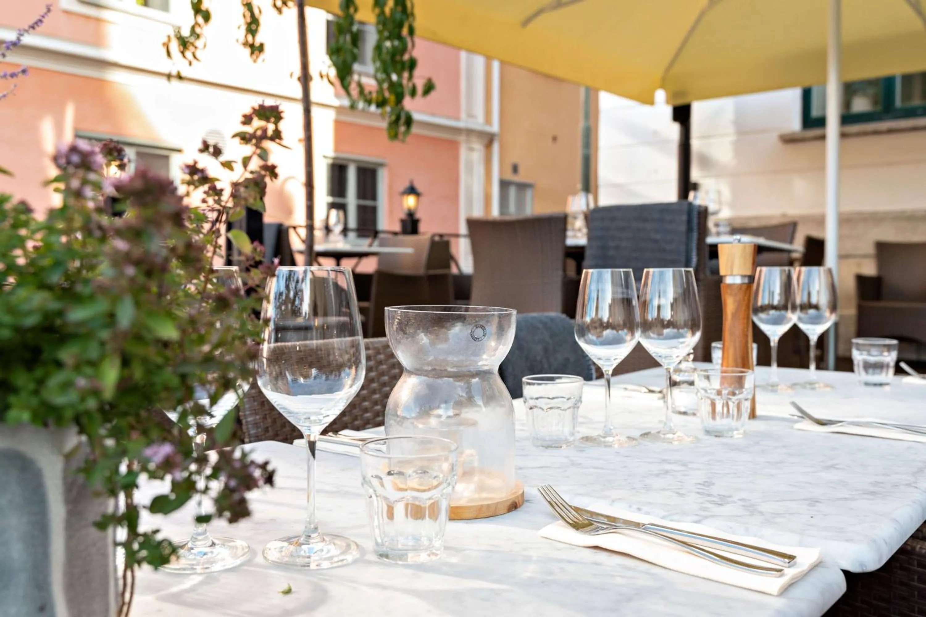 Restaurant/places to eat in Donners Hotell