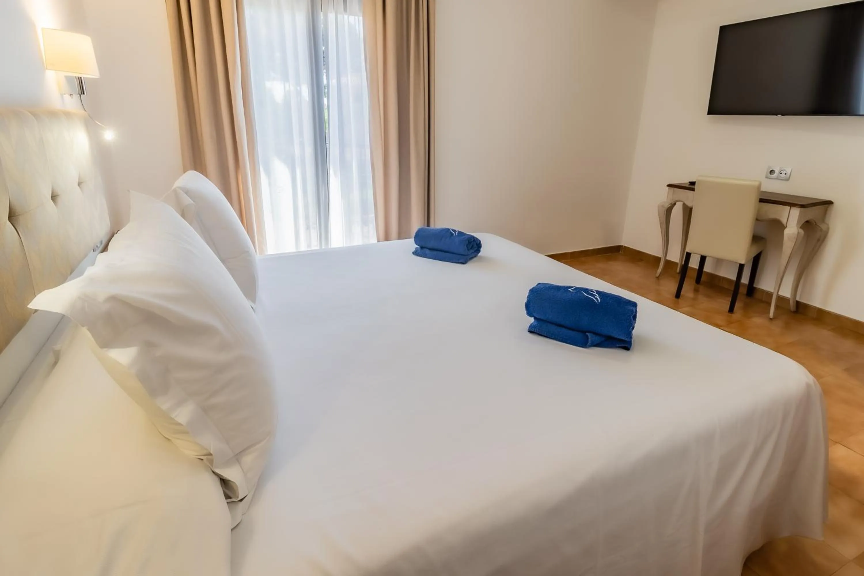 Bedroom, Bed in Paloma Blanca Boutique Hotel