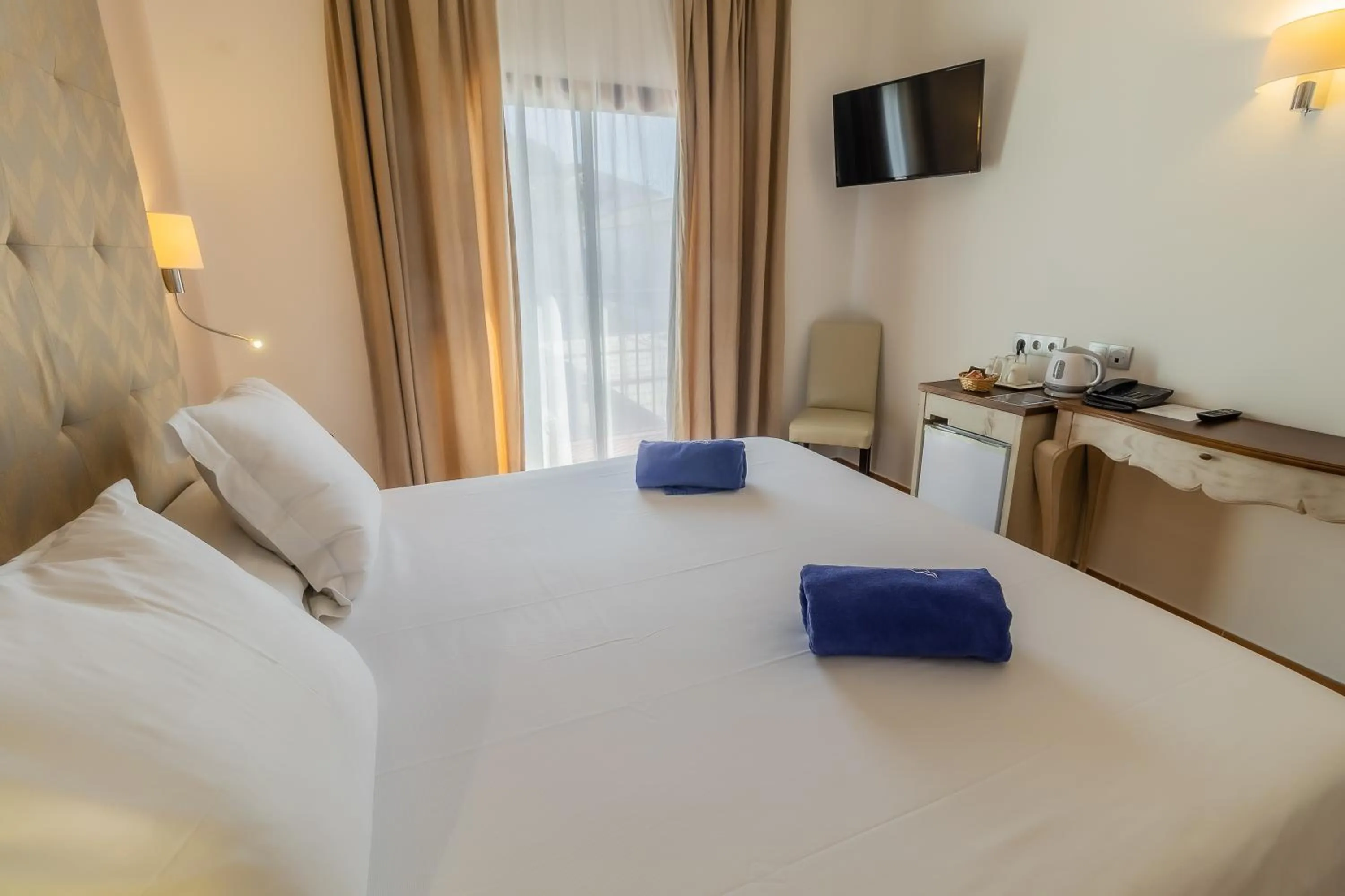 Bedroom, Bed in Paloma Blanca Boutique Hotel