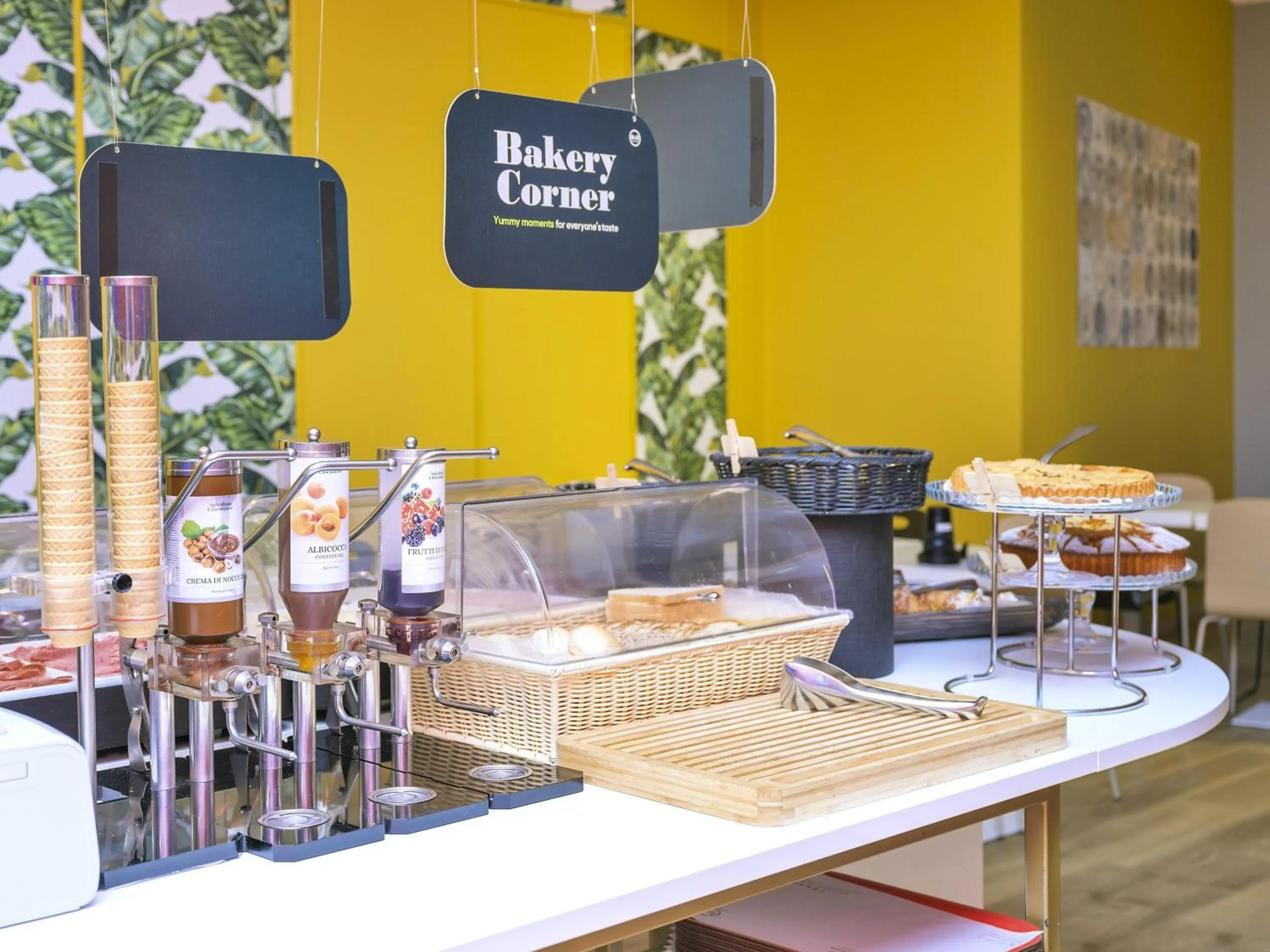 Lounge or bar in B&B Hotel Milano-Monza