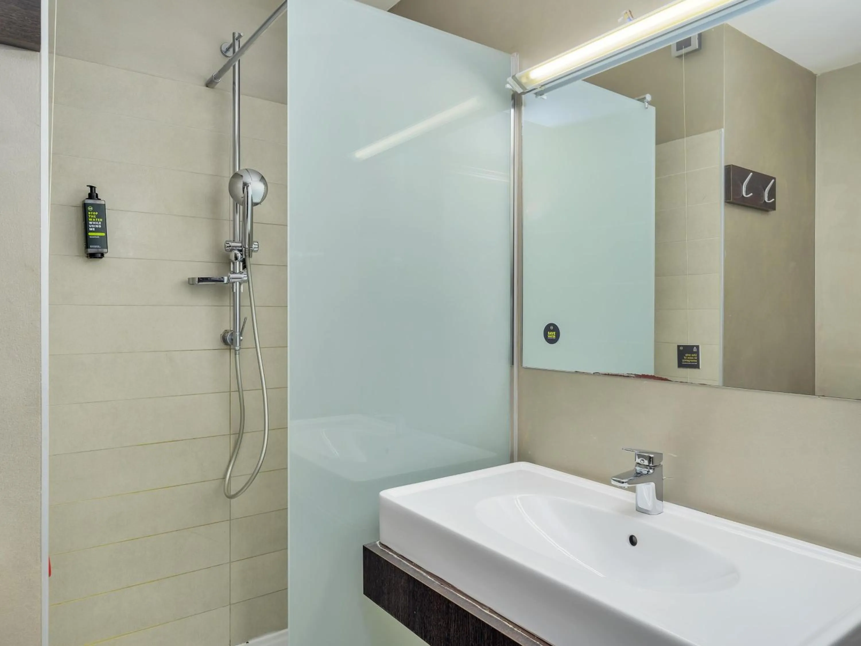 Bathroom in B&B Hotel Milano-Monza