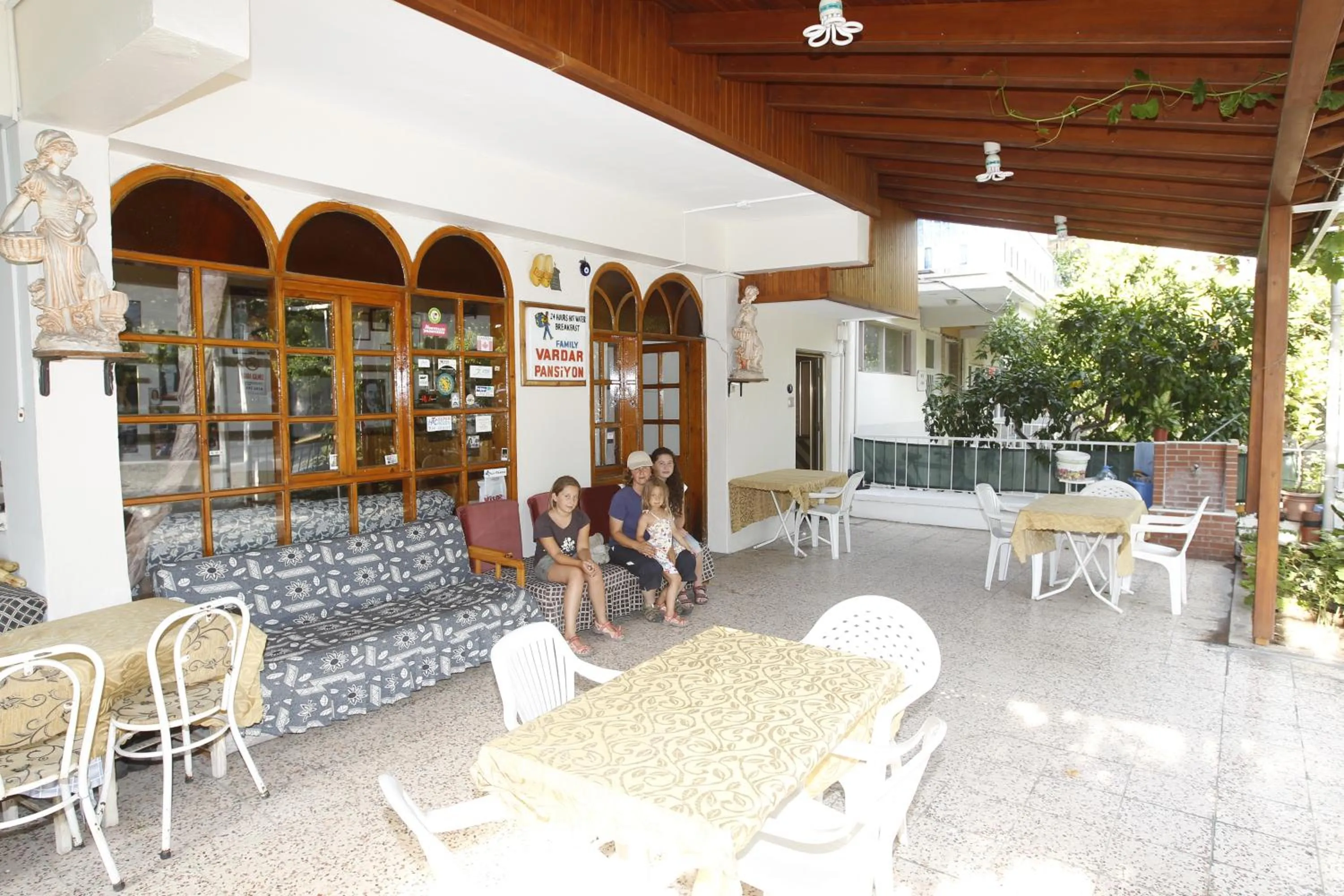 Restaurant/places to eat in Vardar Pension