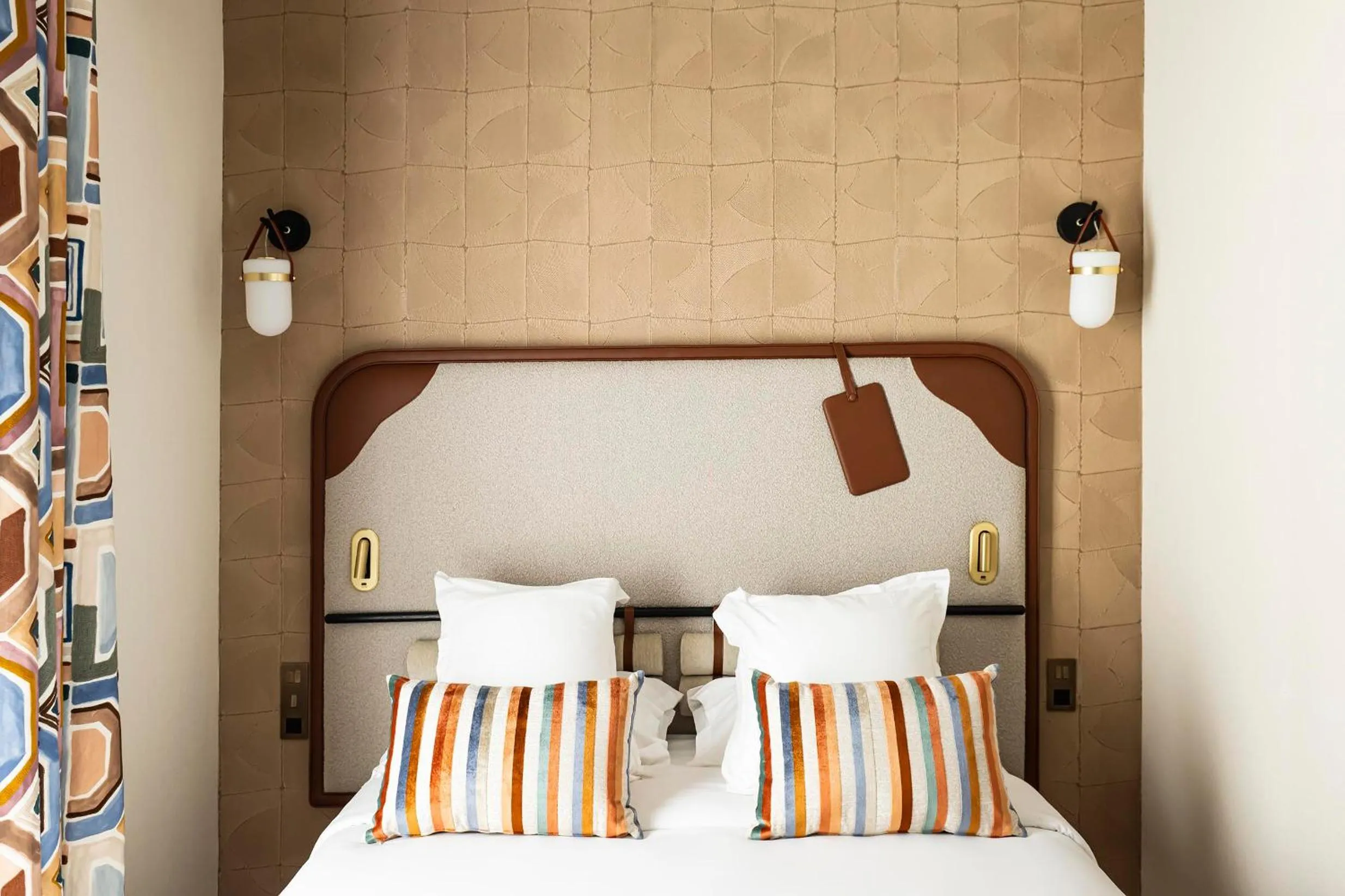 Bed in Hôtel Hiro Paris