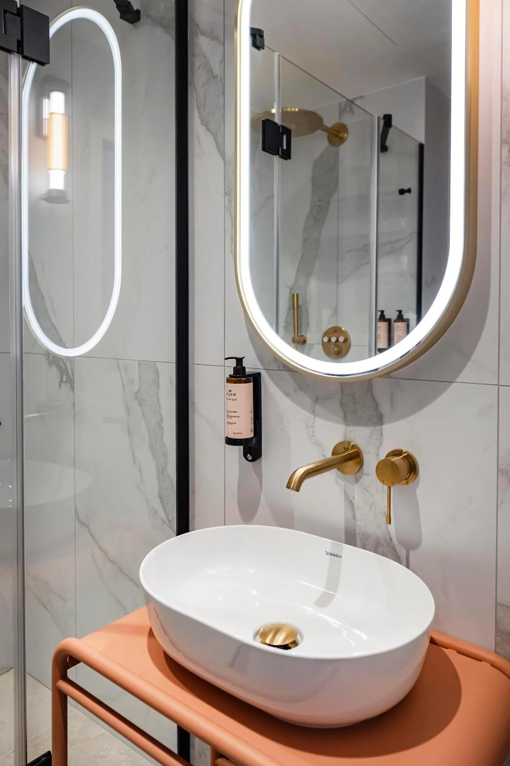 Shower in Hôtel Hiro Paris