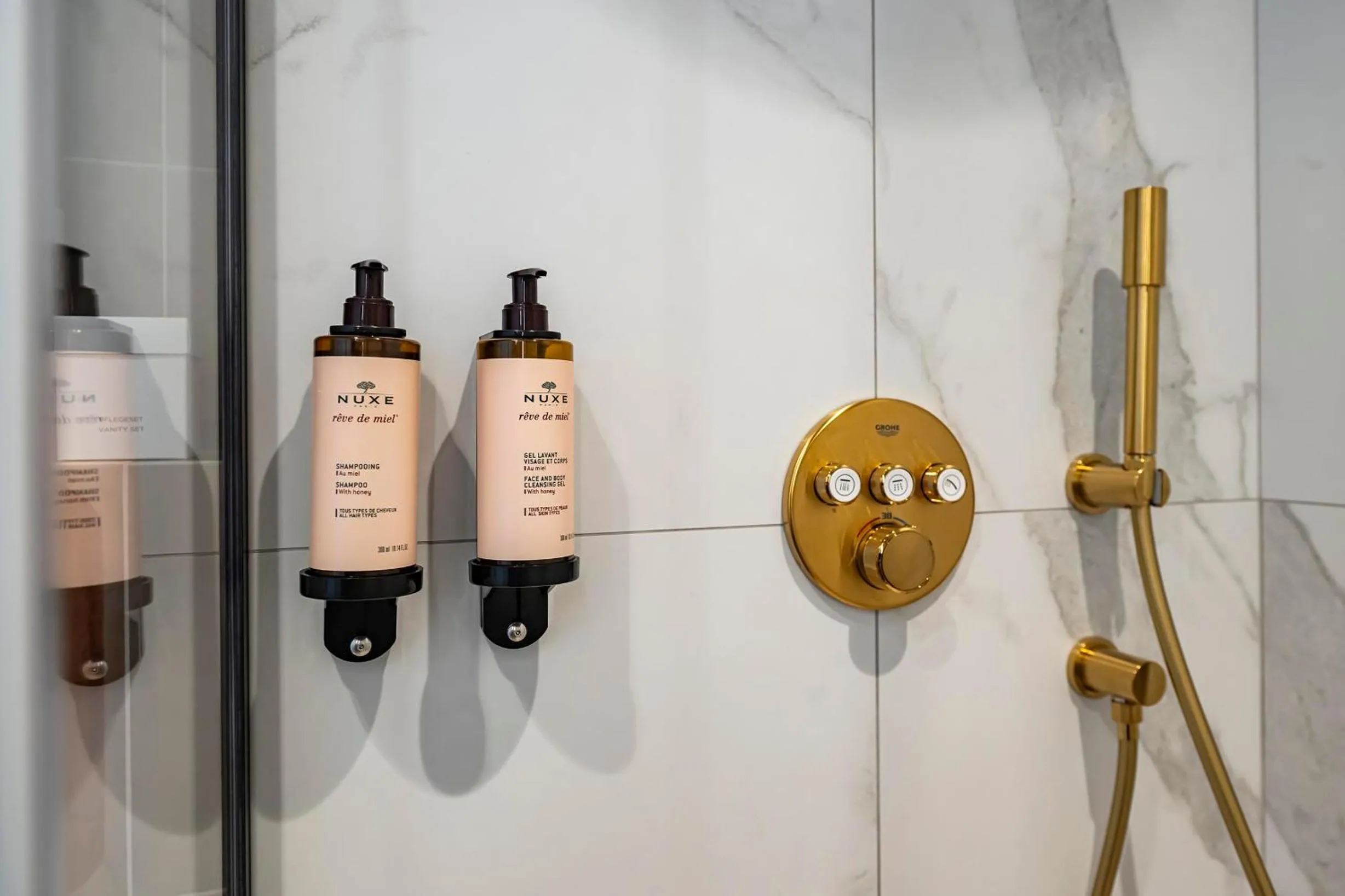 Shower in Hôtel Hiro Paris