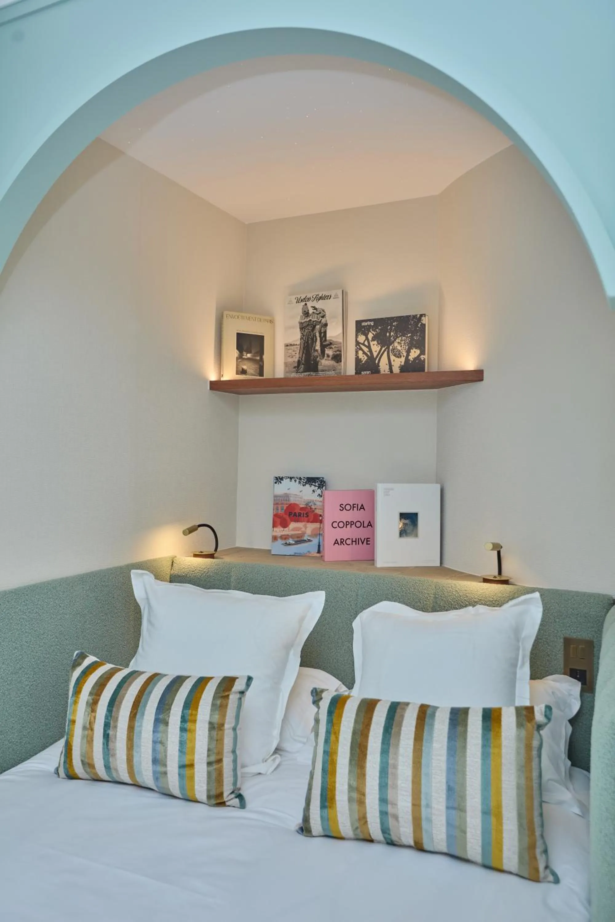 Bed in Hôtel Hiro Paris