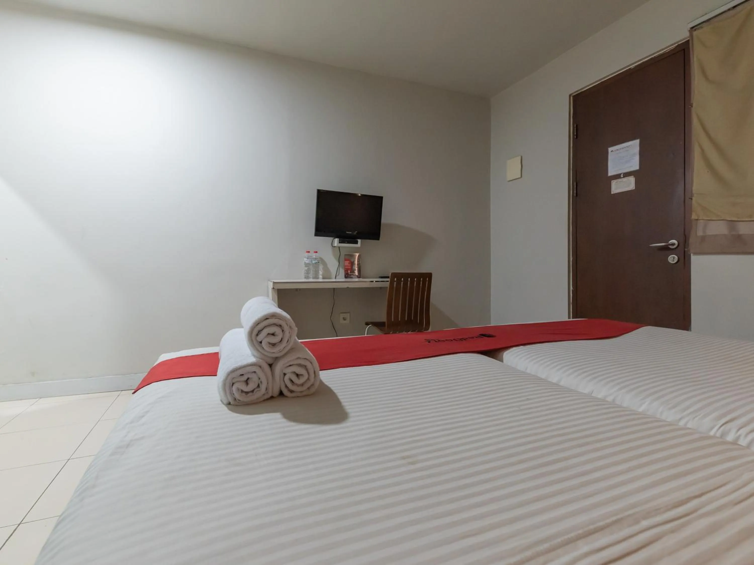 Bedroom, Bed in RedDoorz Plus near Asia Afrika 3