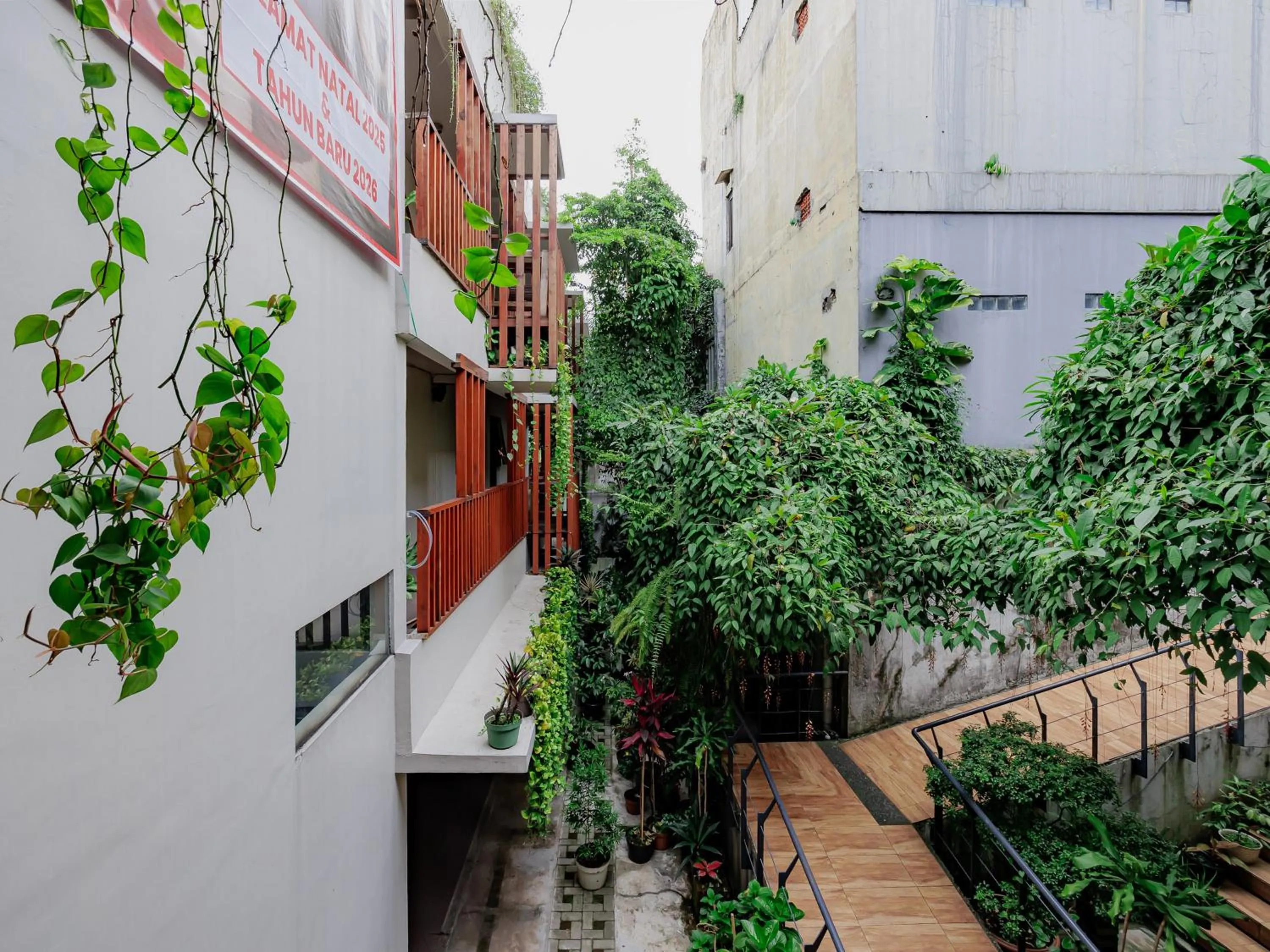 Property building in RedDoorz Plus near Asia Afrika 3