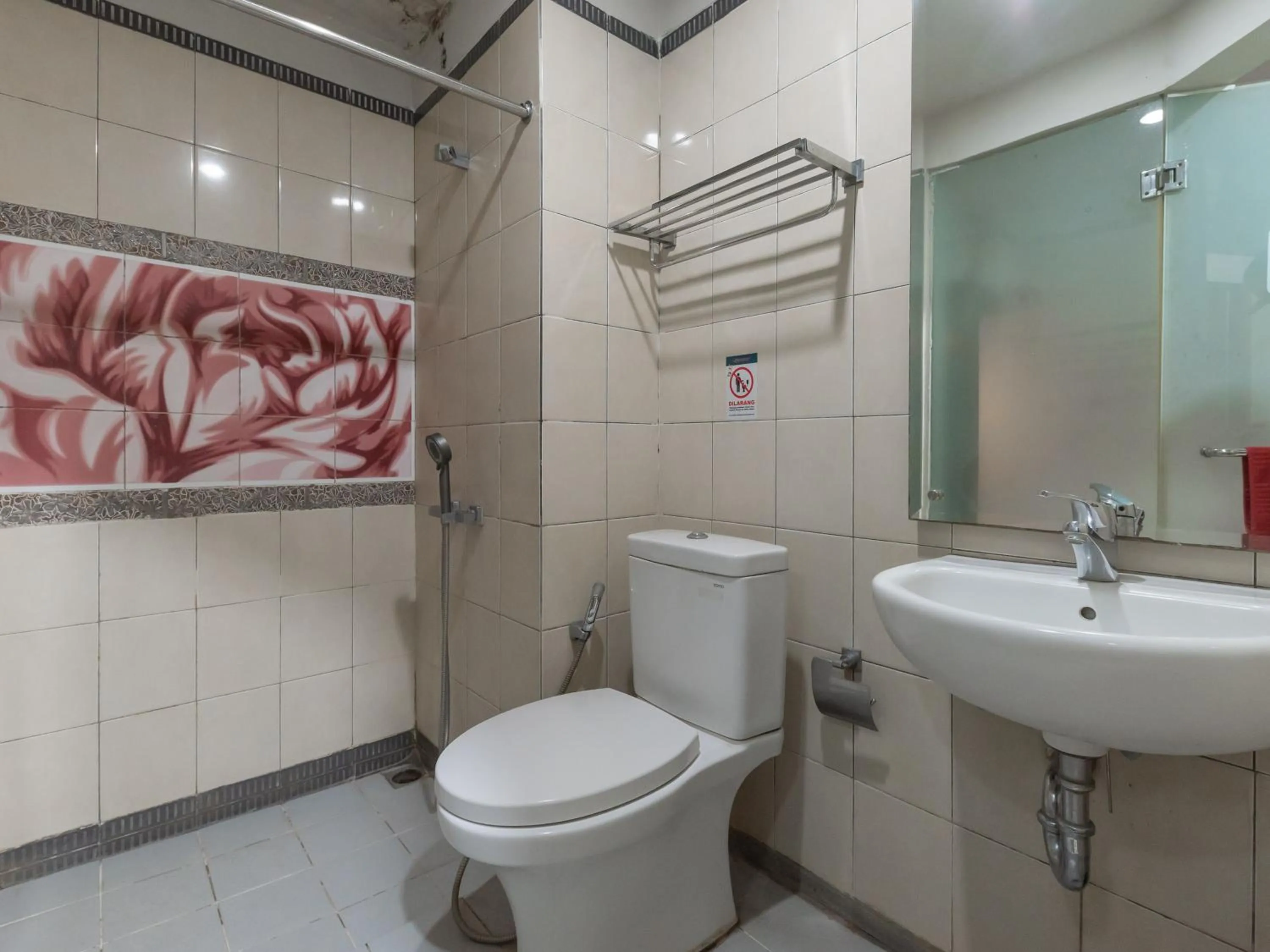 Bathroom in RedDoorz Plus near Asia Afrika 3