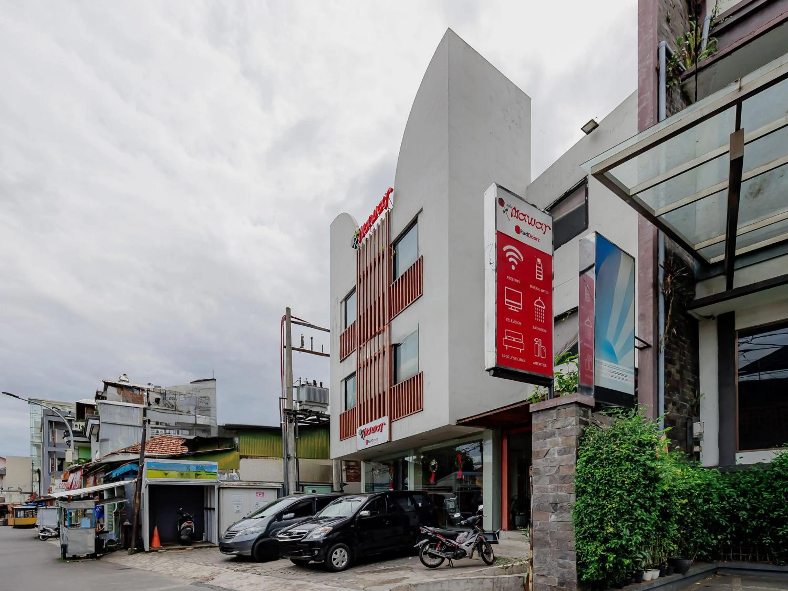 Facade/entrance in RedDoorz Plus near Asia Afrika 3