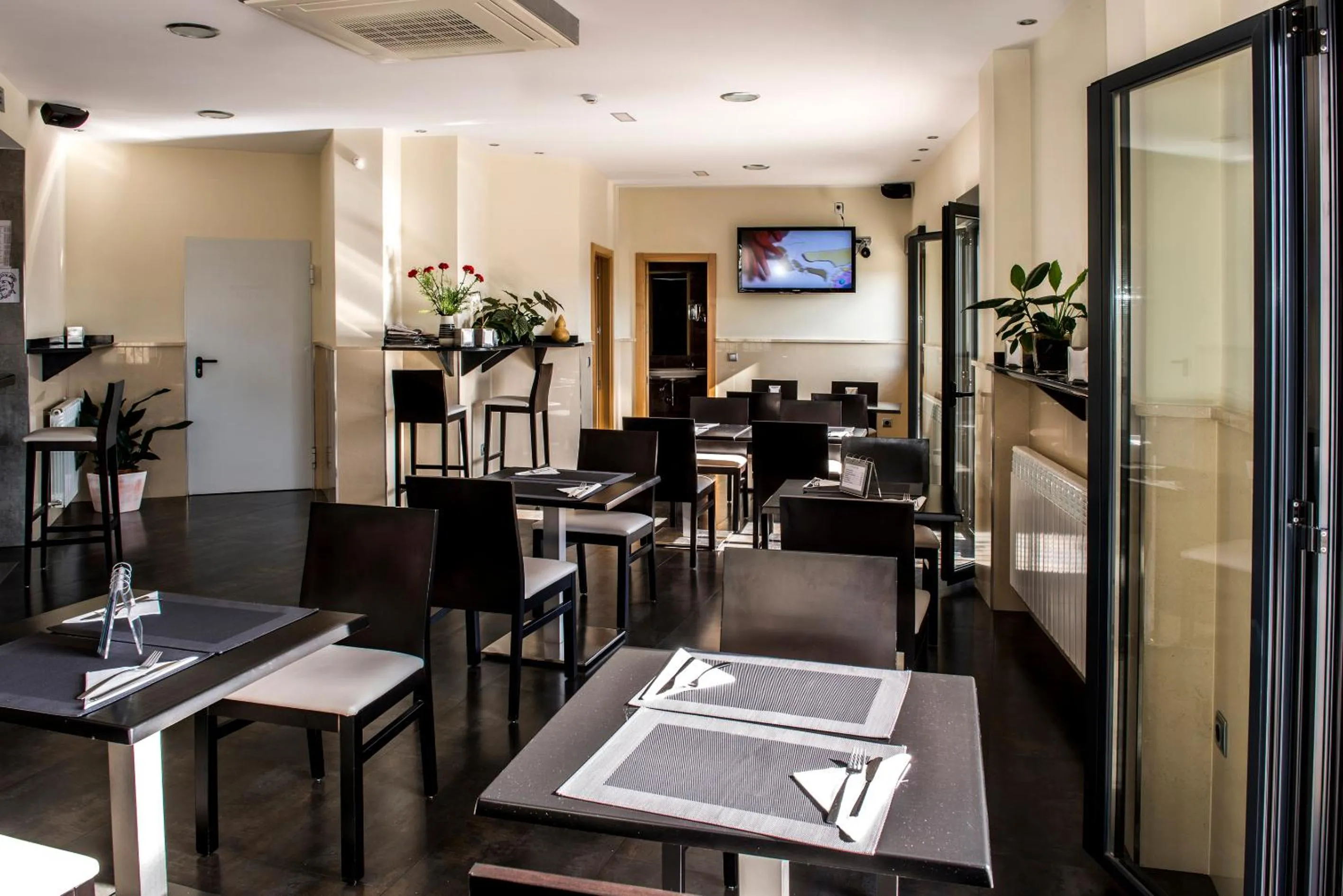 Restaurant/places to eat in Hotel Puerta de la Santa