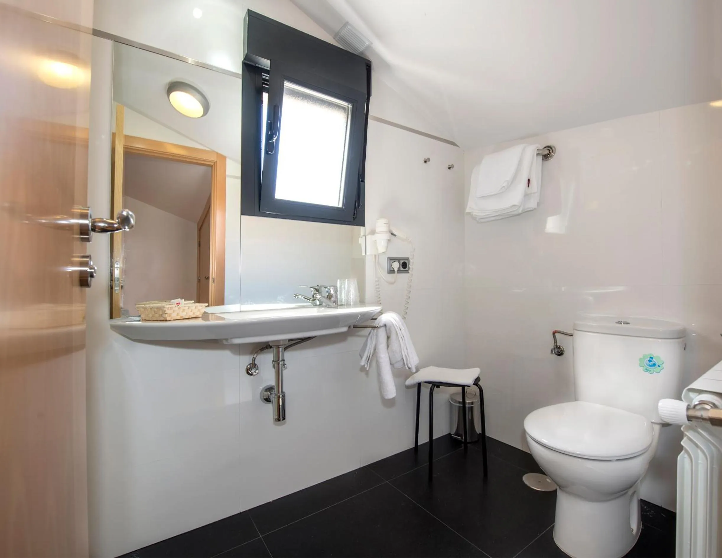 Toilet in Hotel Puerta de la Santa