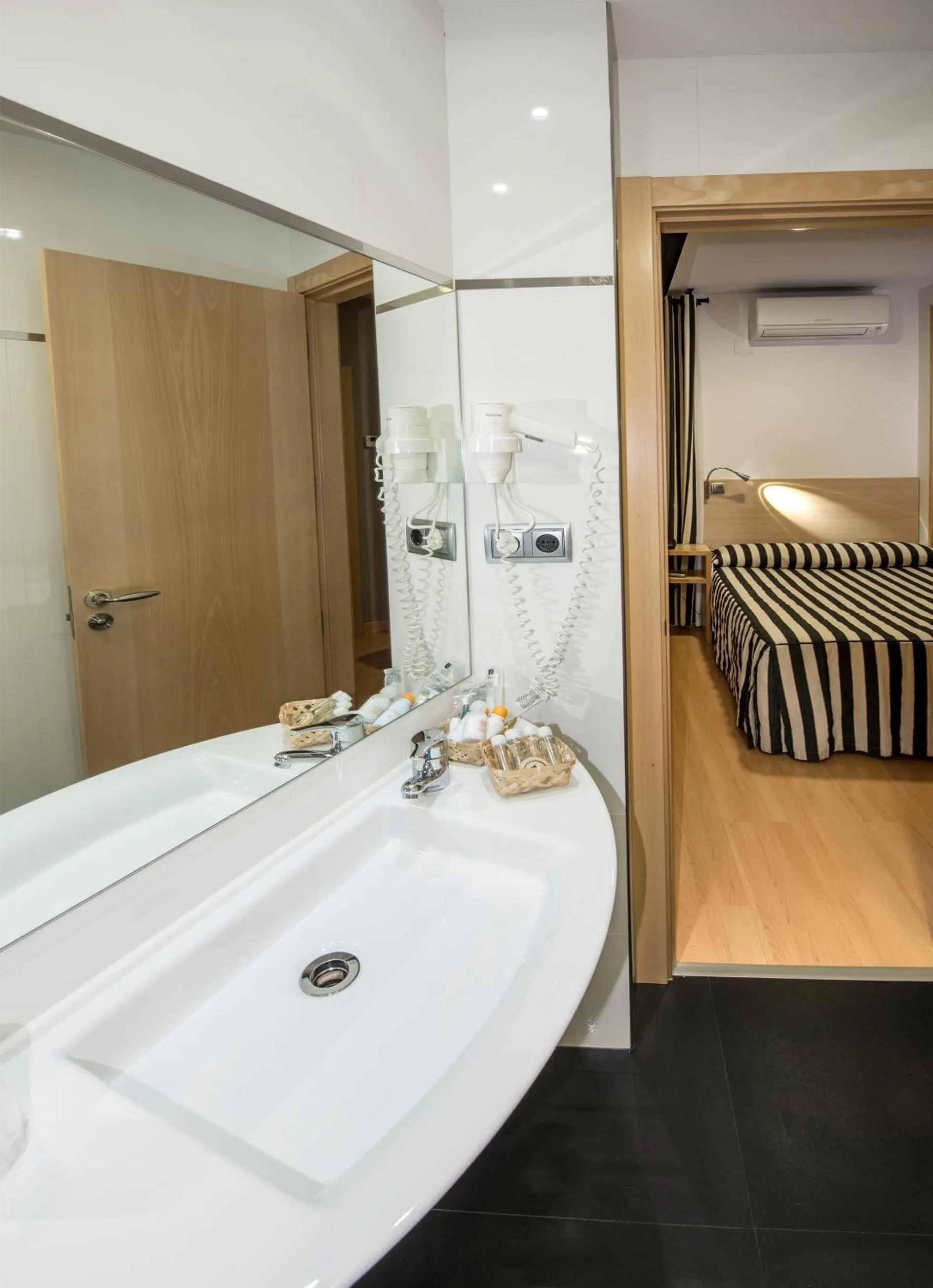 Bathroom, Bed in Hotel Puerta de la Santa