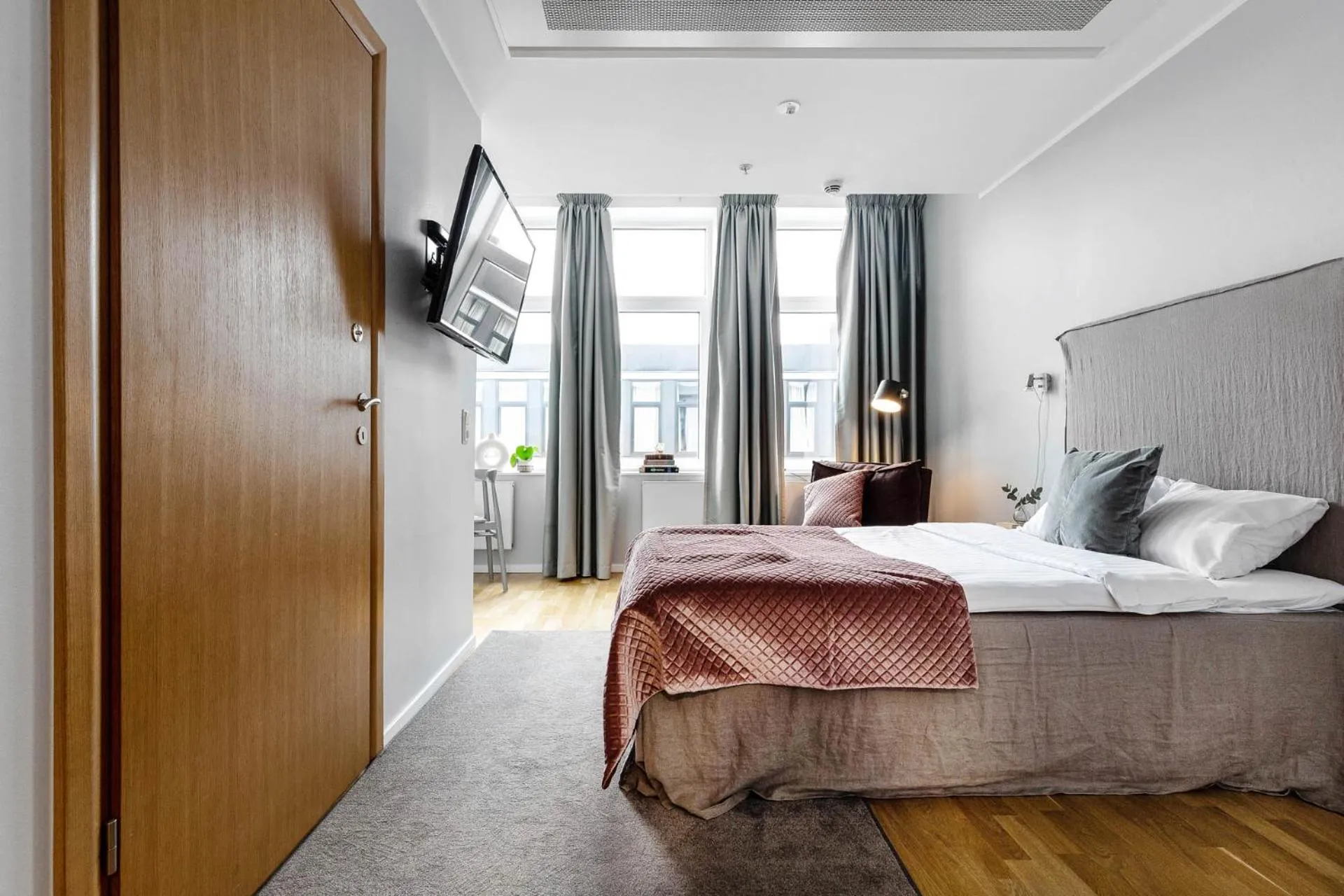 TV and multimedia, Bed in Biz Apartment Gärdet