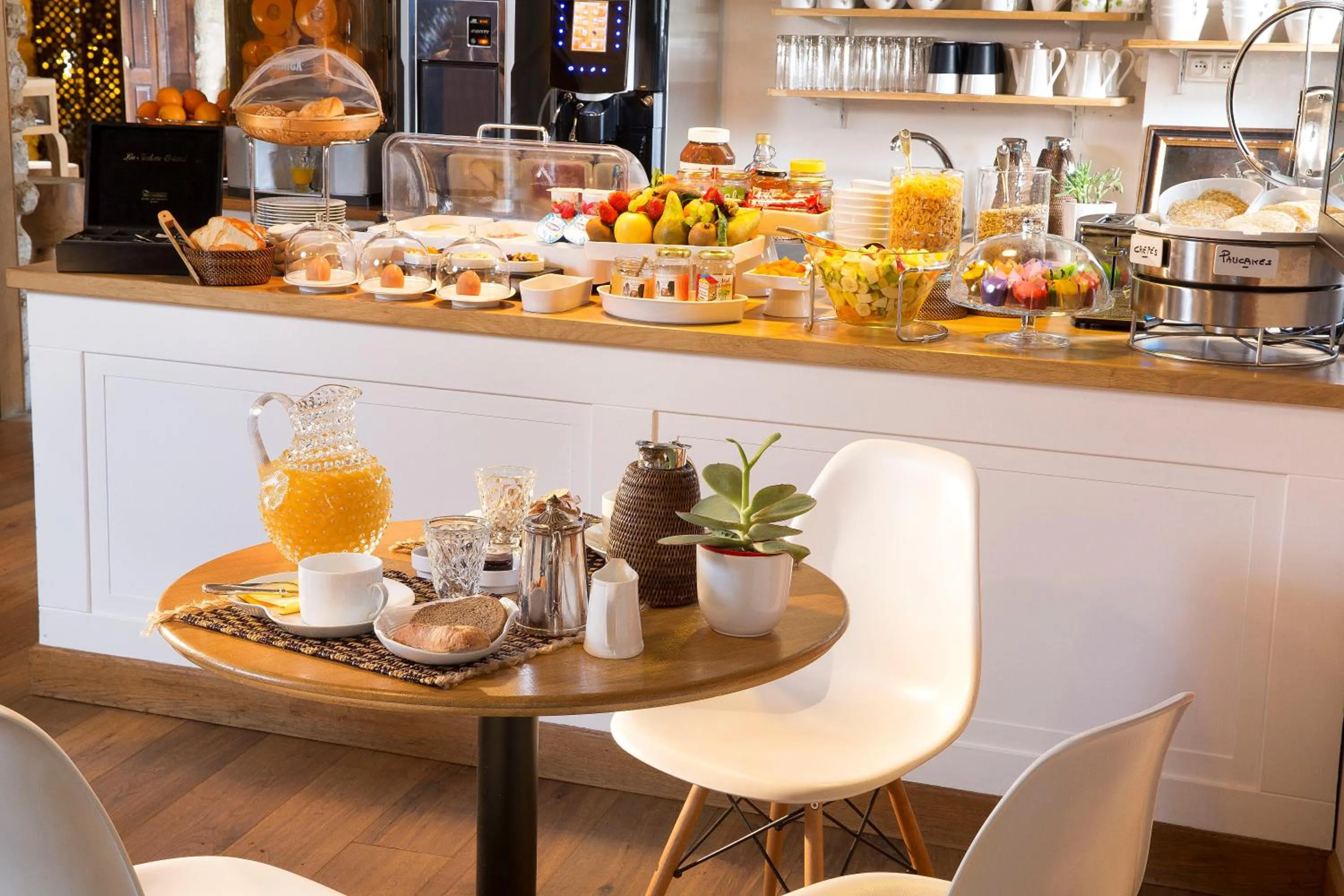 Restaurant/places to eat in Hotel De France