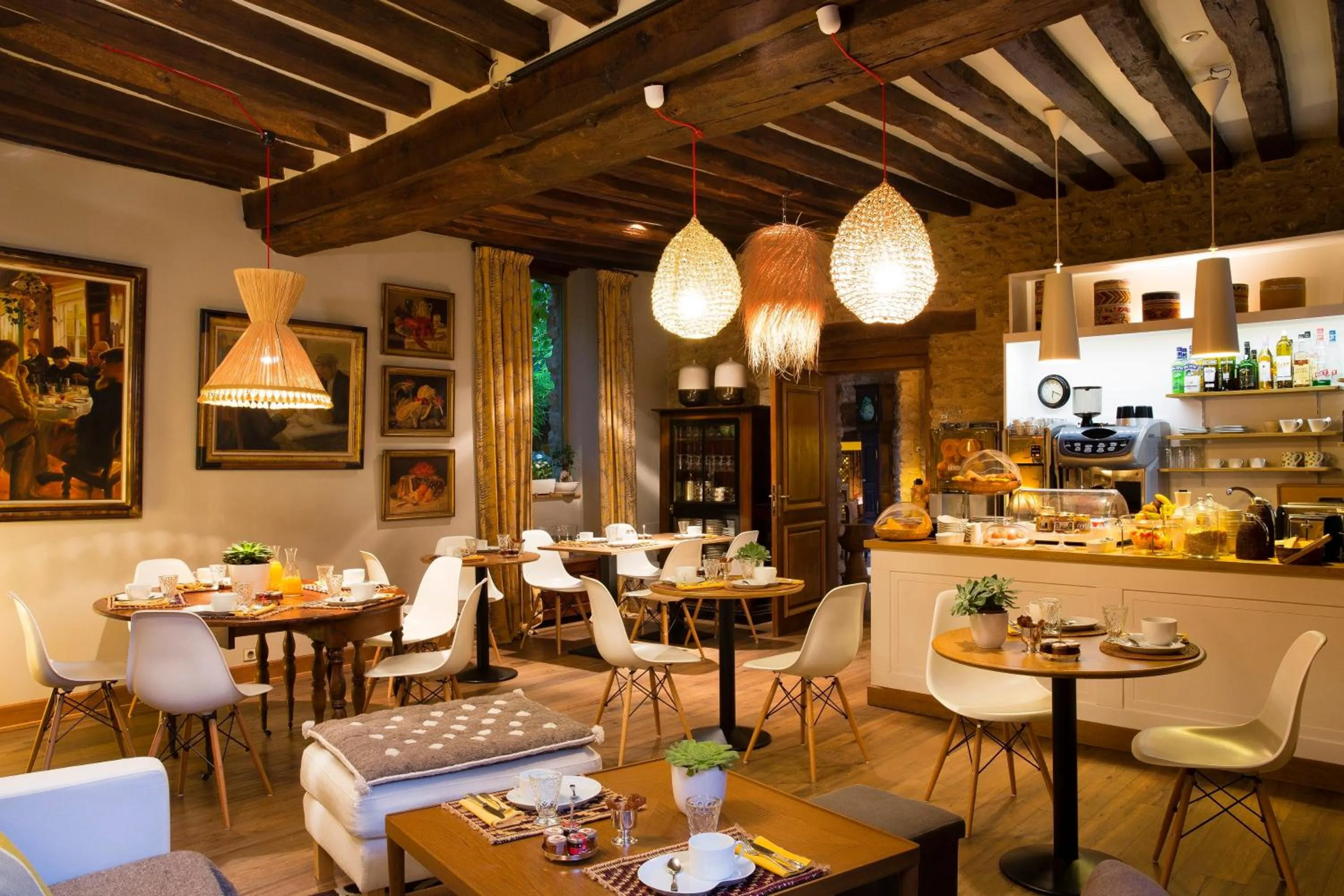 Restaurant/places to eat in Hotel De France