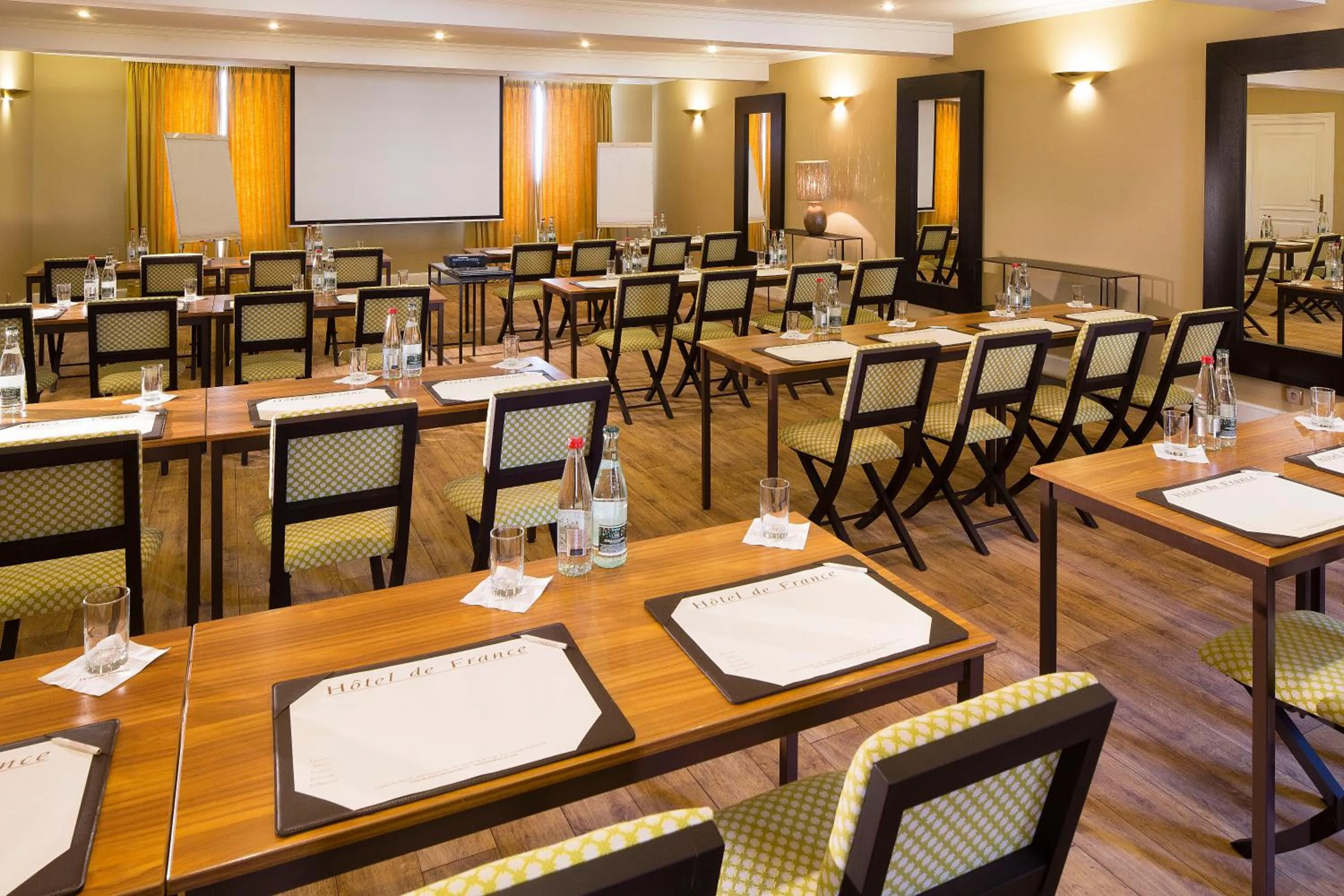 On-site shops in Hotel De France