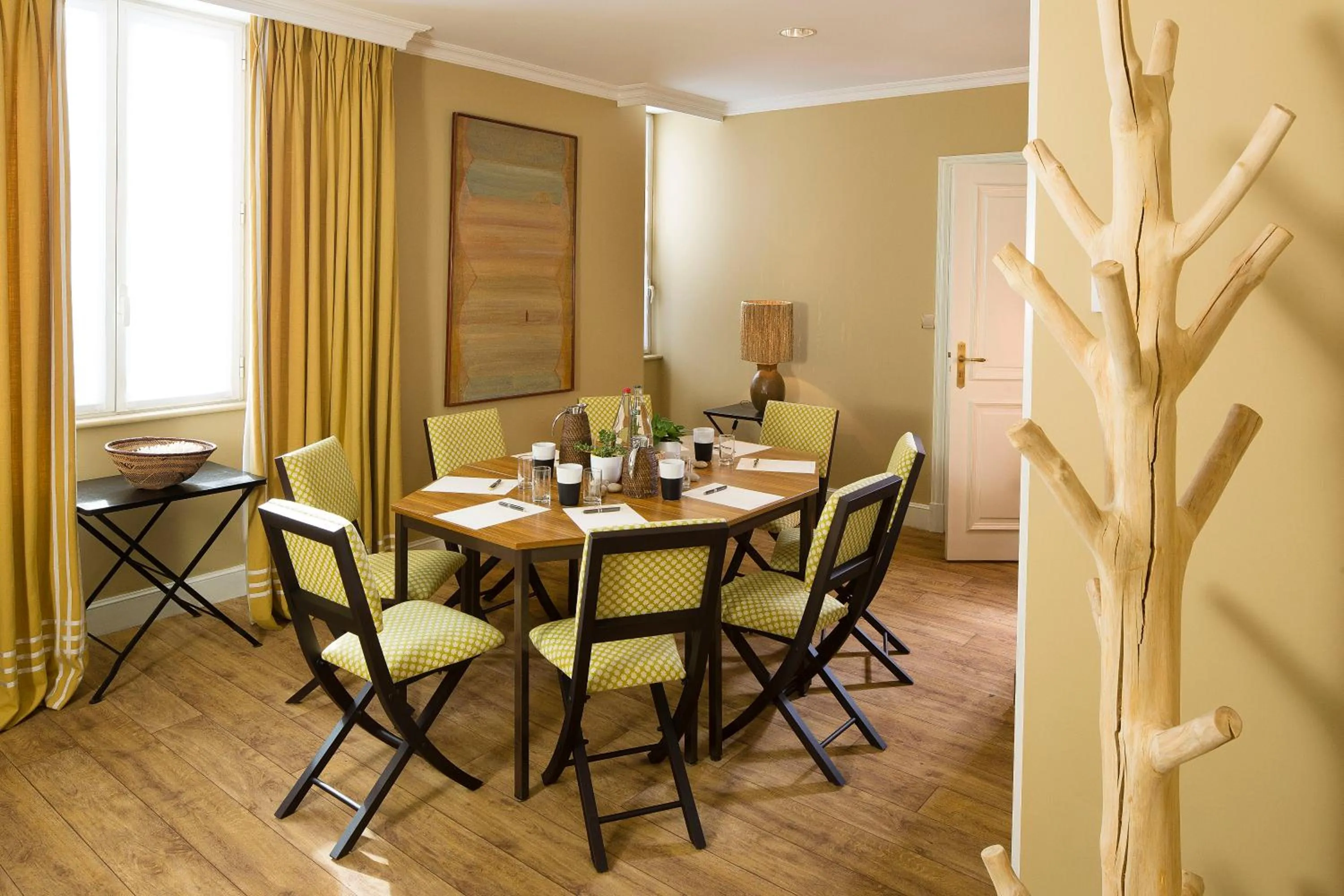 On-site shops in Hotel De France