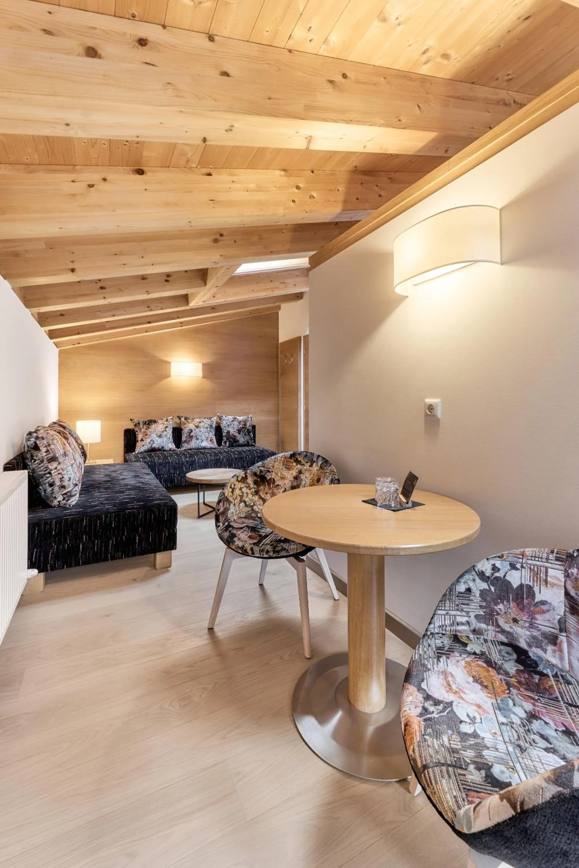 Seating area, Bed in Quality Hosts Arlberg - Hotel Goldenes Kreuz B&B