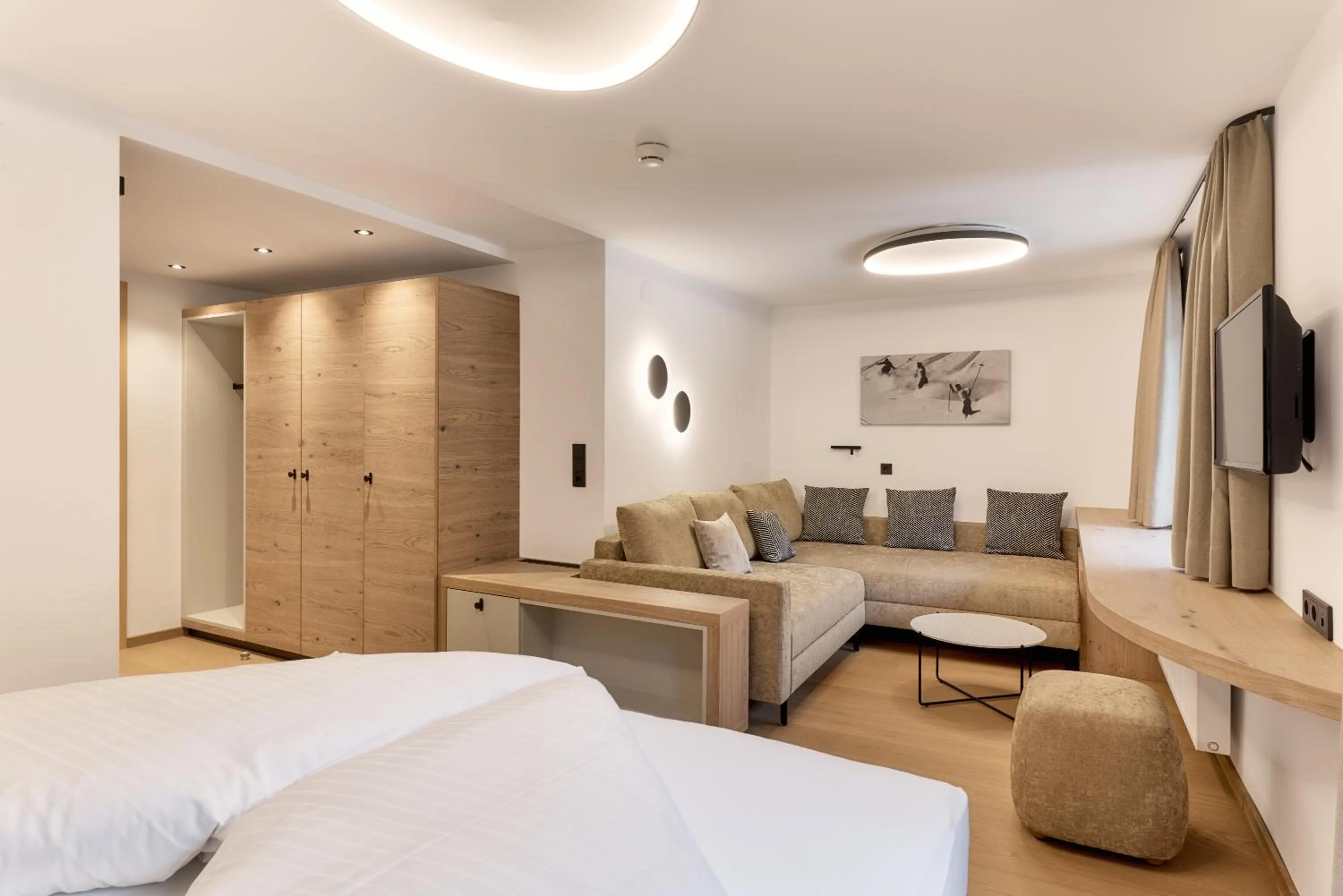 Seating area, Bed in Quality Hosts Arlberg - Hotel Goldenes Kreuz B&B