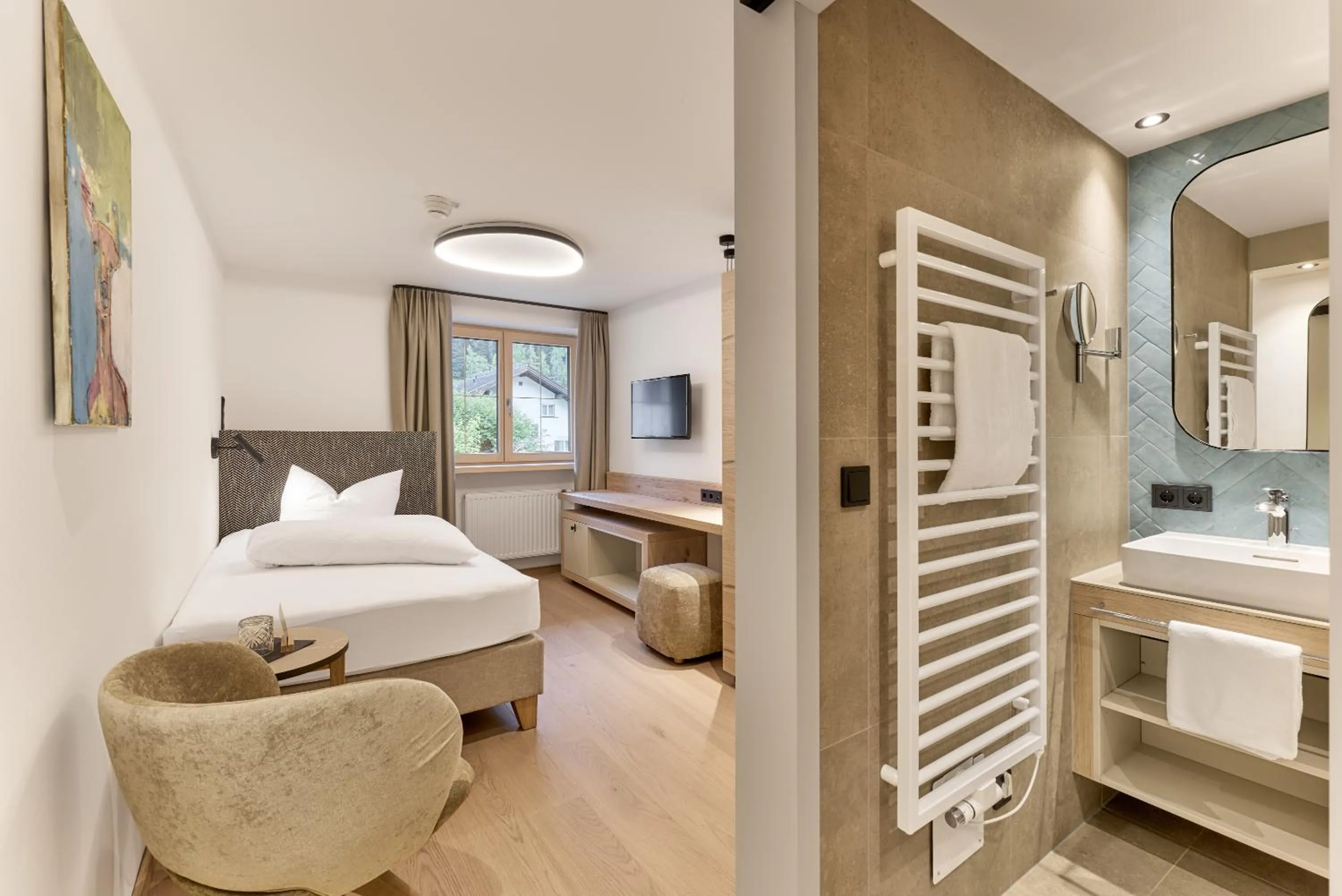 Photo of the whole room, Bed in Quality Hosts Arlberg - Hotel Goldenes Kreuz B&B