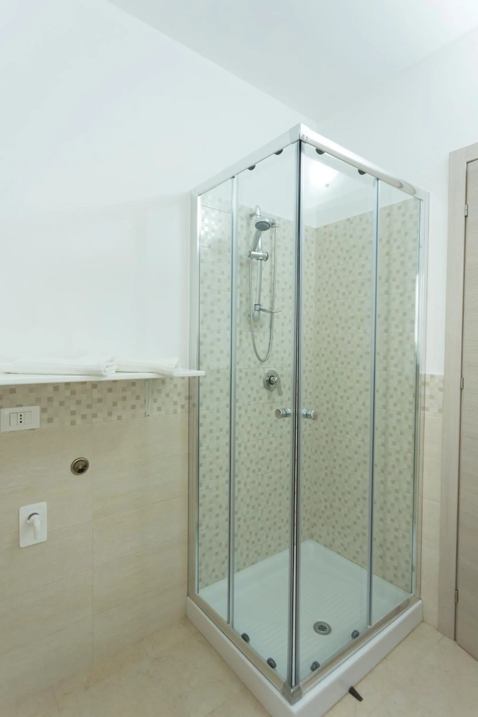 Shower in Oasi Guzzetta Hotel&Case Vacanze