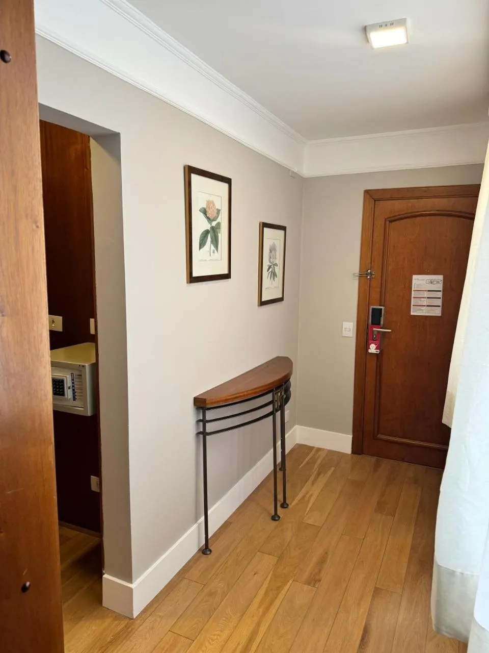 wardrobe in Hotel Trianon Paulista