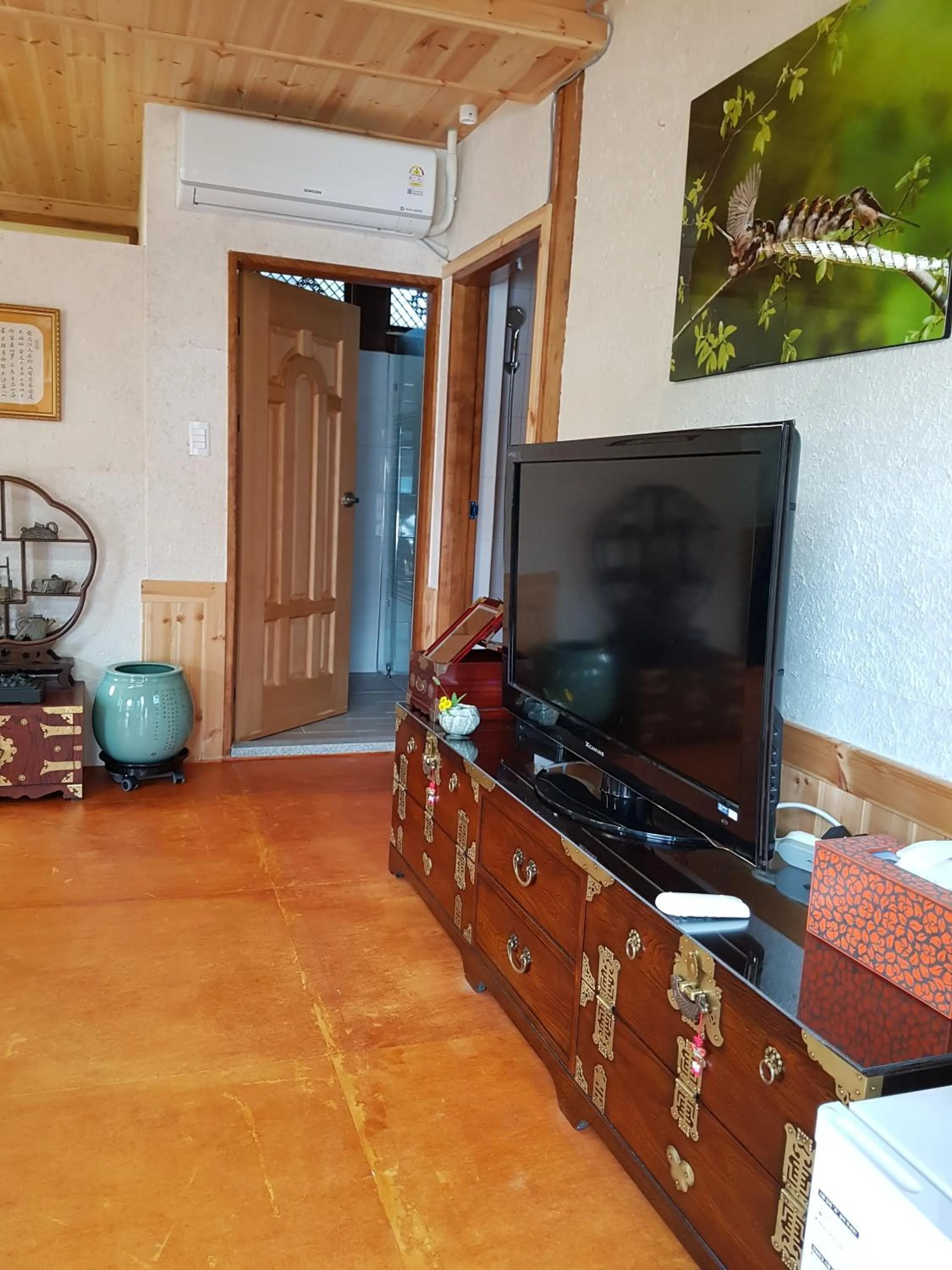 Decorative detail in The Hanok