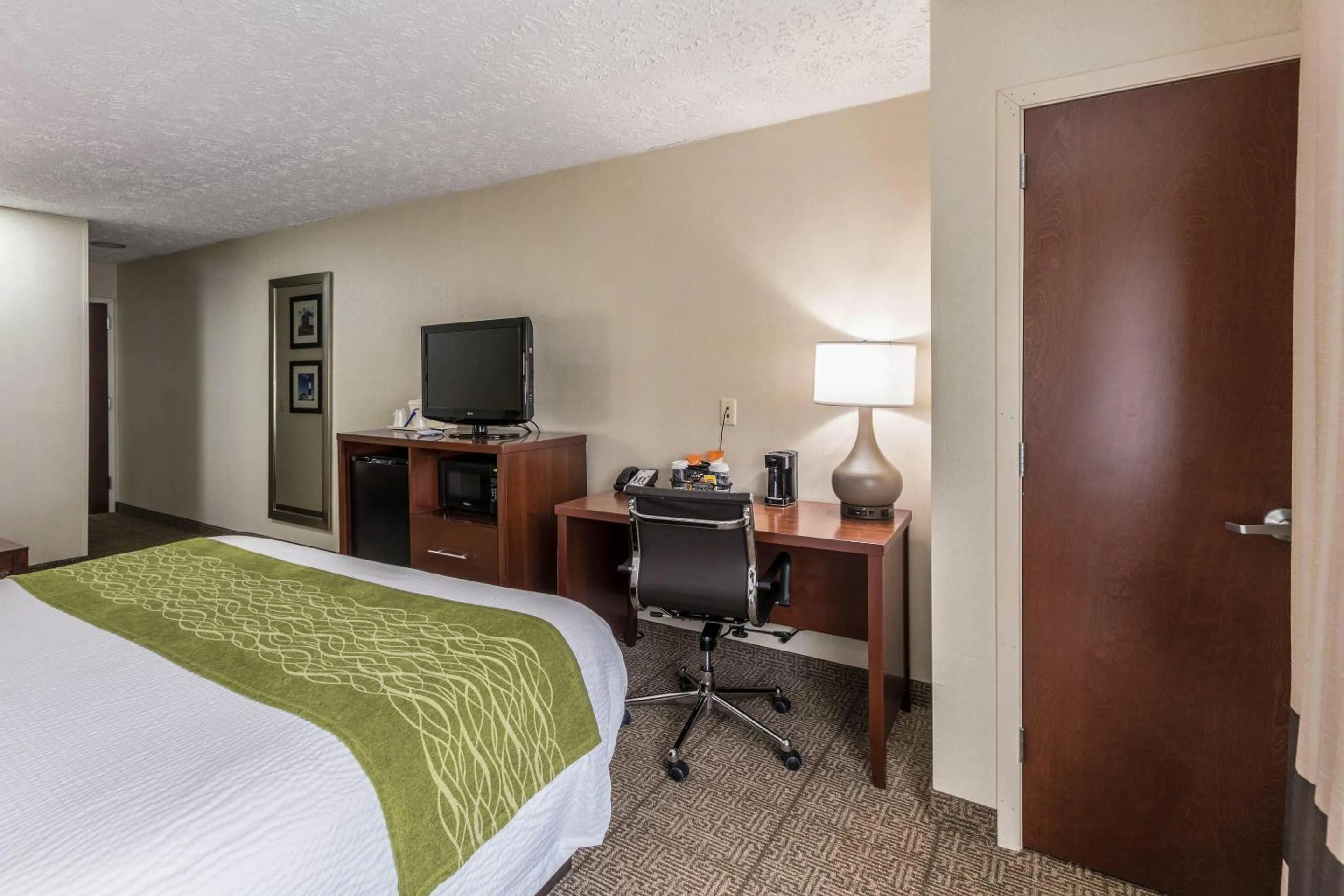 Bedroom, Bed in Comfort Inn Medford-Long Island