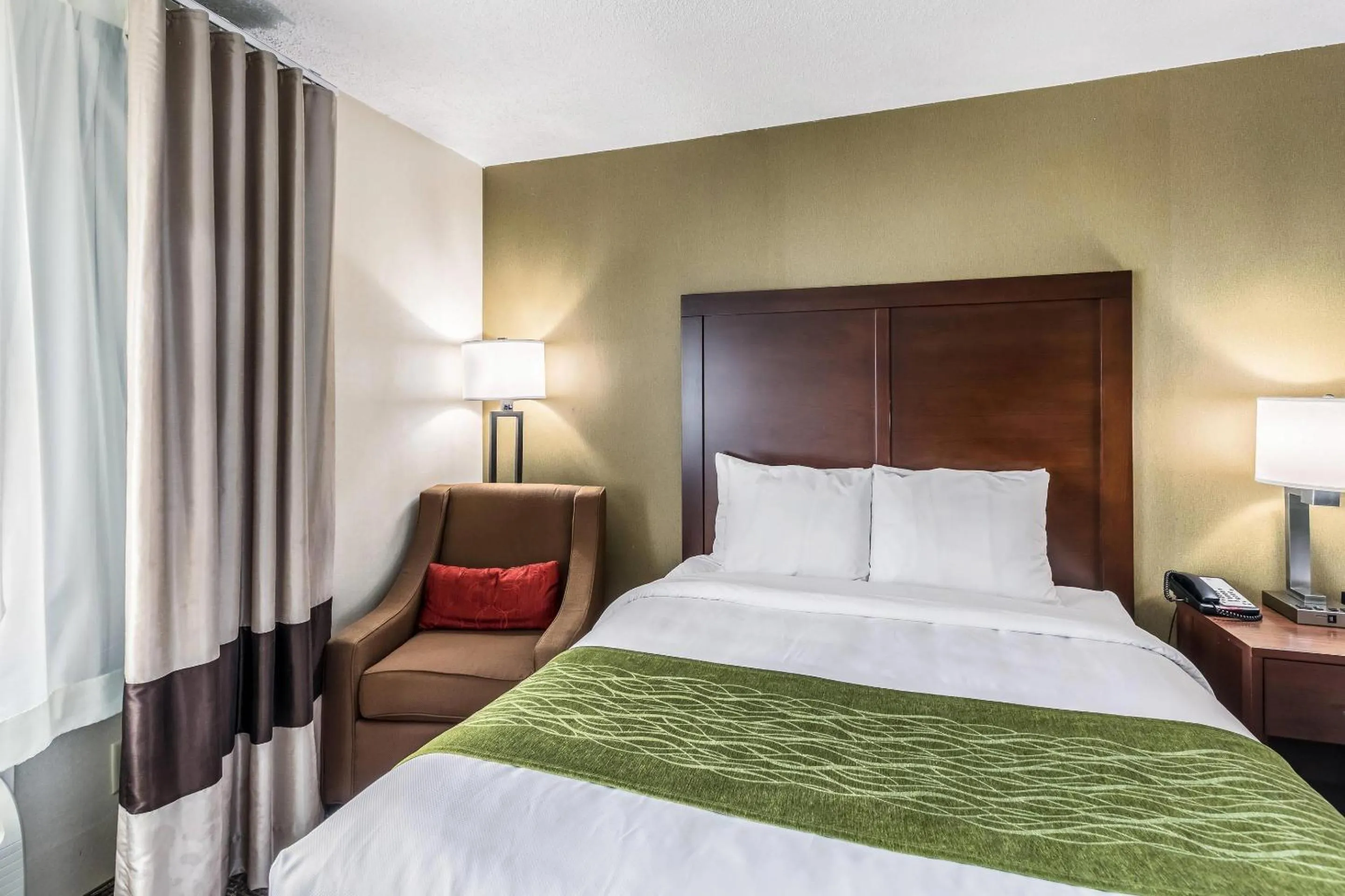 Bedroom, Bed in Comfort Inn Medford-Long Island