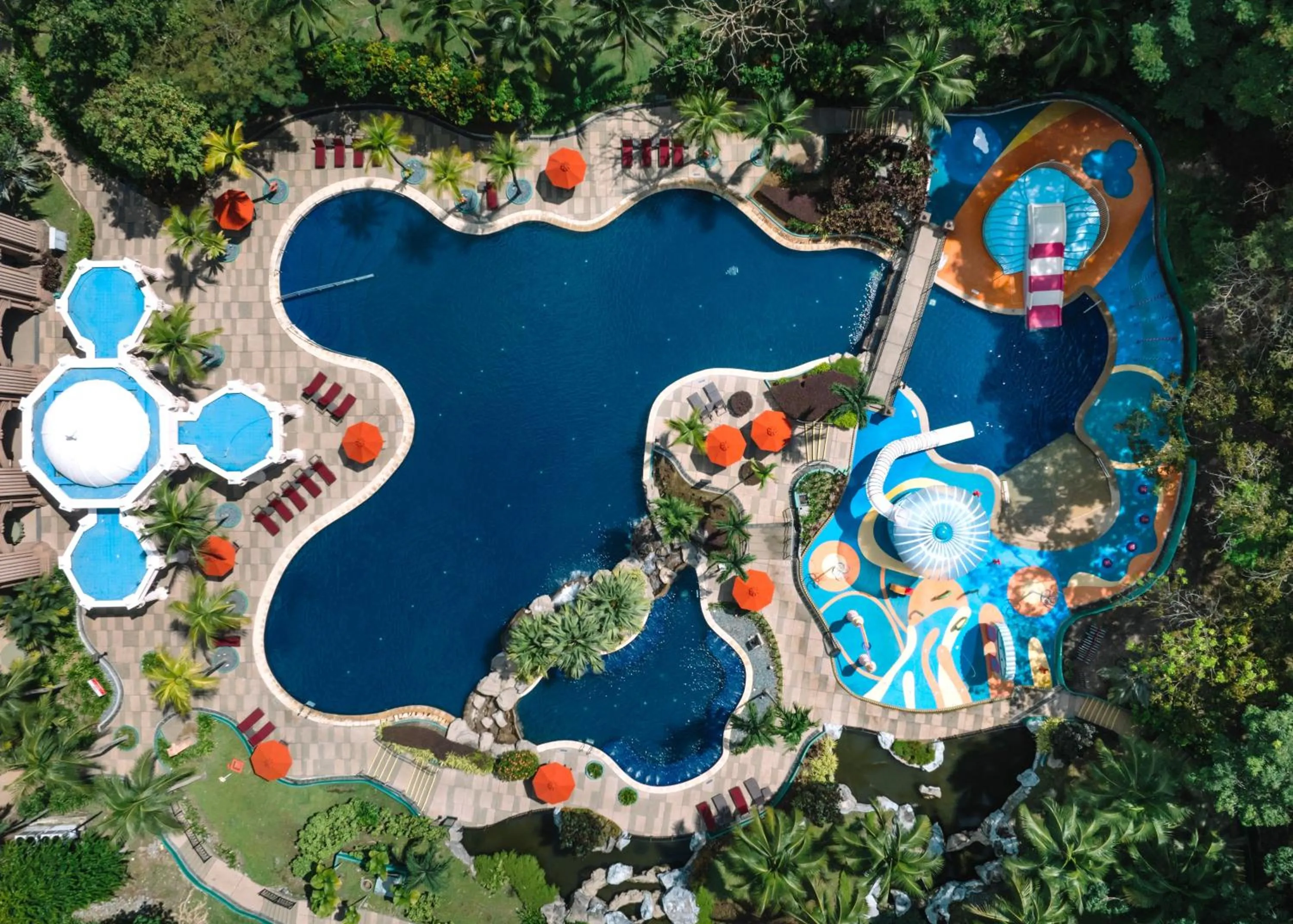 Swimming pool in Putrajaya Marriott Hotel