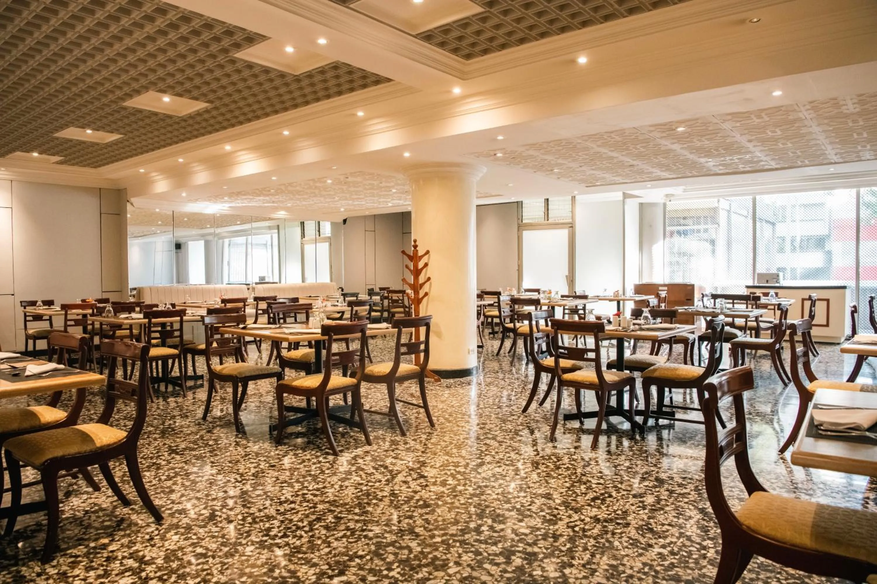 Restaurant/places to eat in Hotel Dann Av. 19