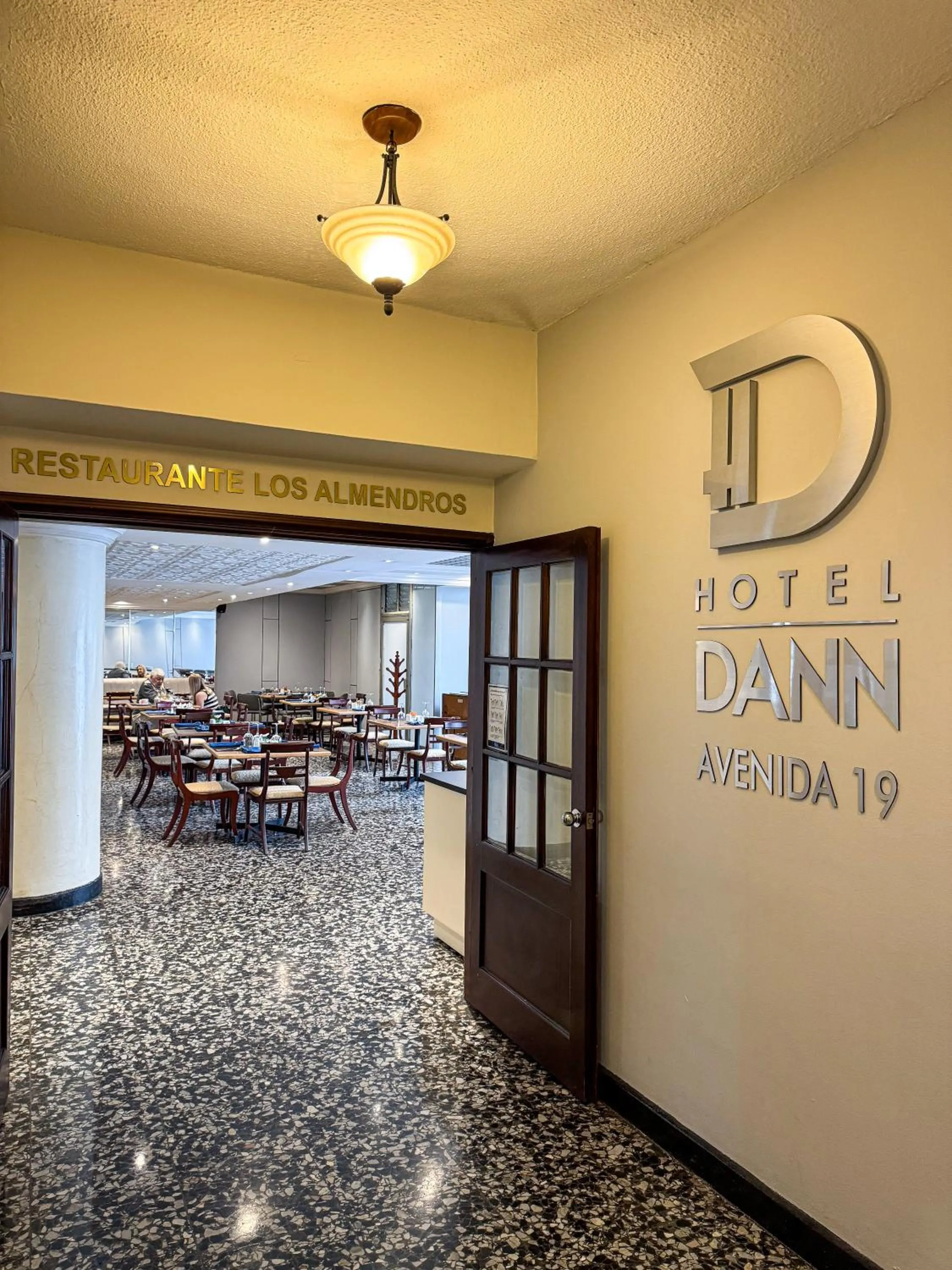Restaurant/places to eat in Hotel Dann Av. 19