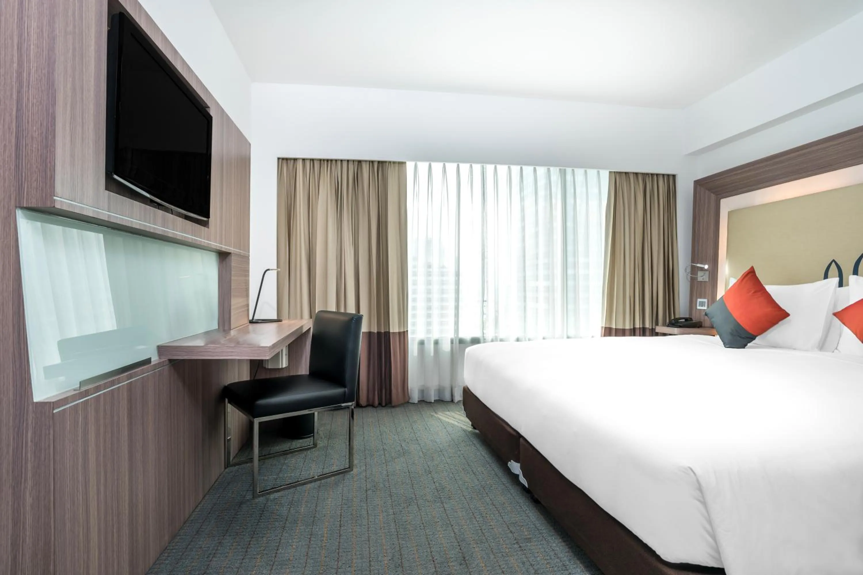 TV and multimedia, Bed in Hilton Garden Inn Bangkok Silom