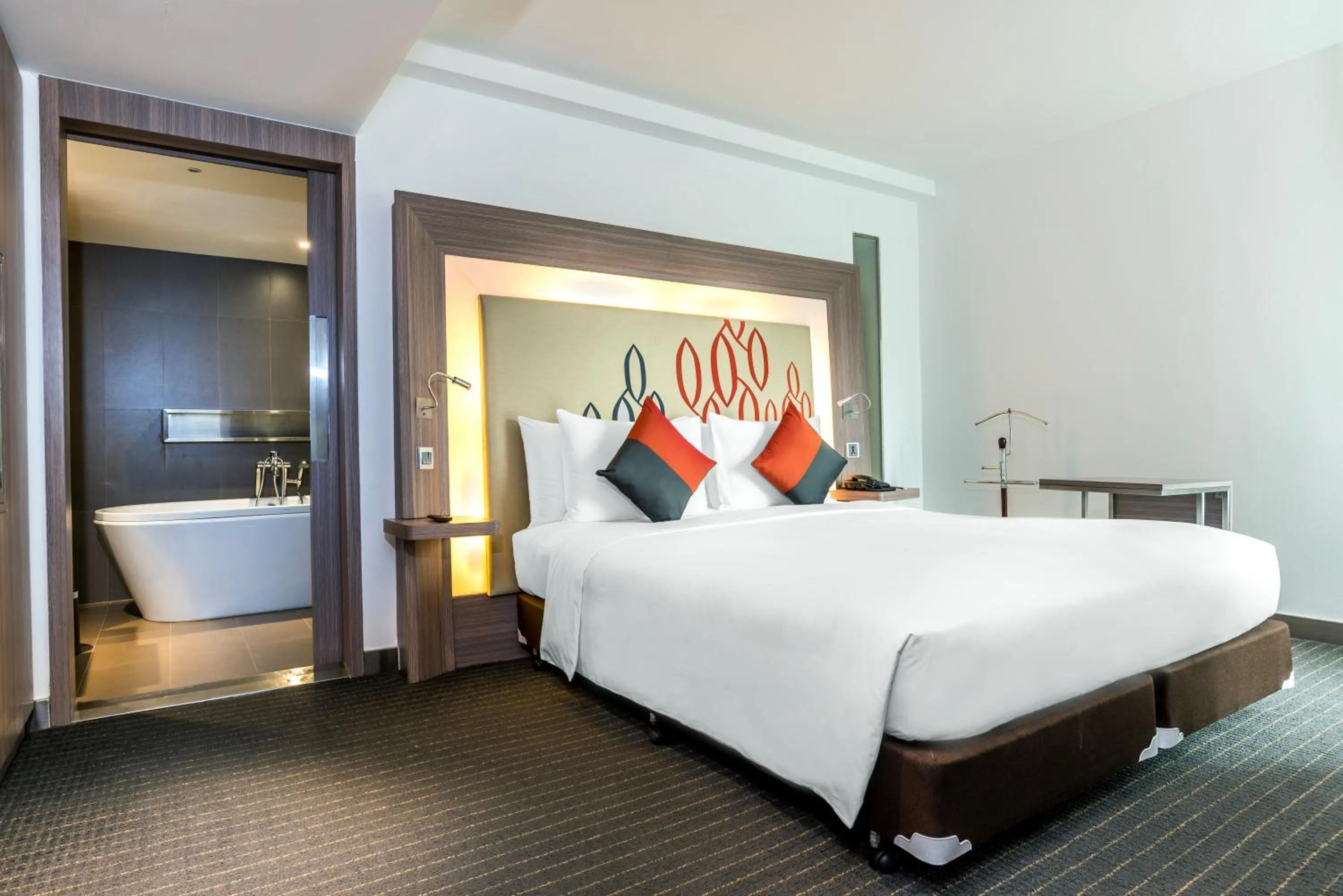 Bedroom, Bed in Hilton Garden Inn Bangkok Silom