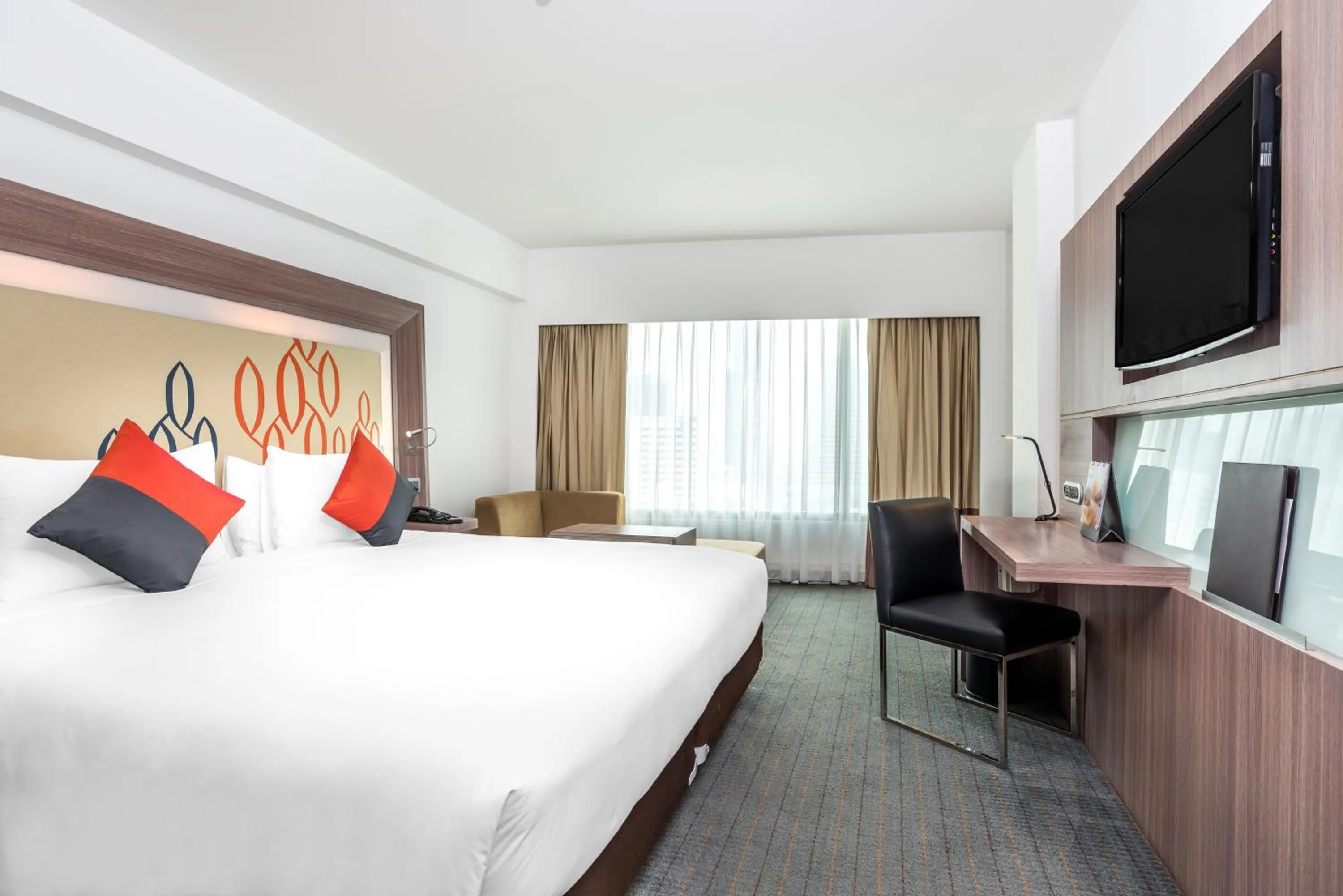 Bedroom, Bed in Hilton Garden Inn Bangkok Silom