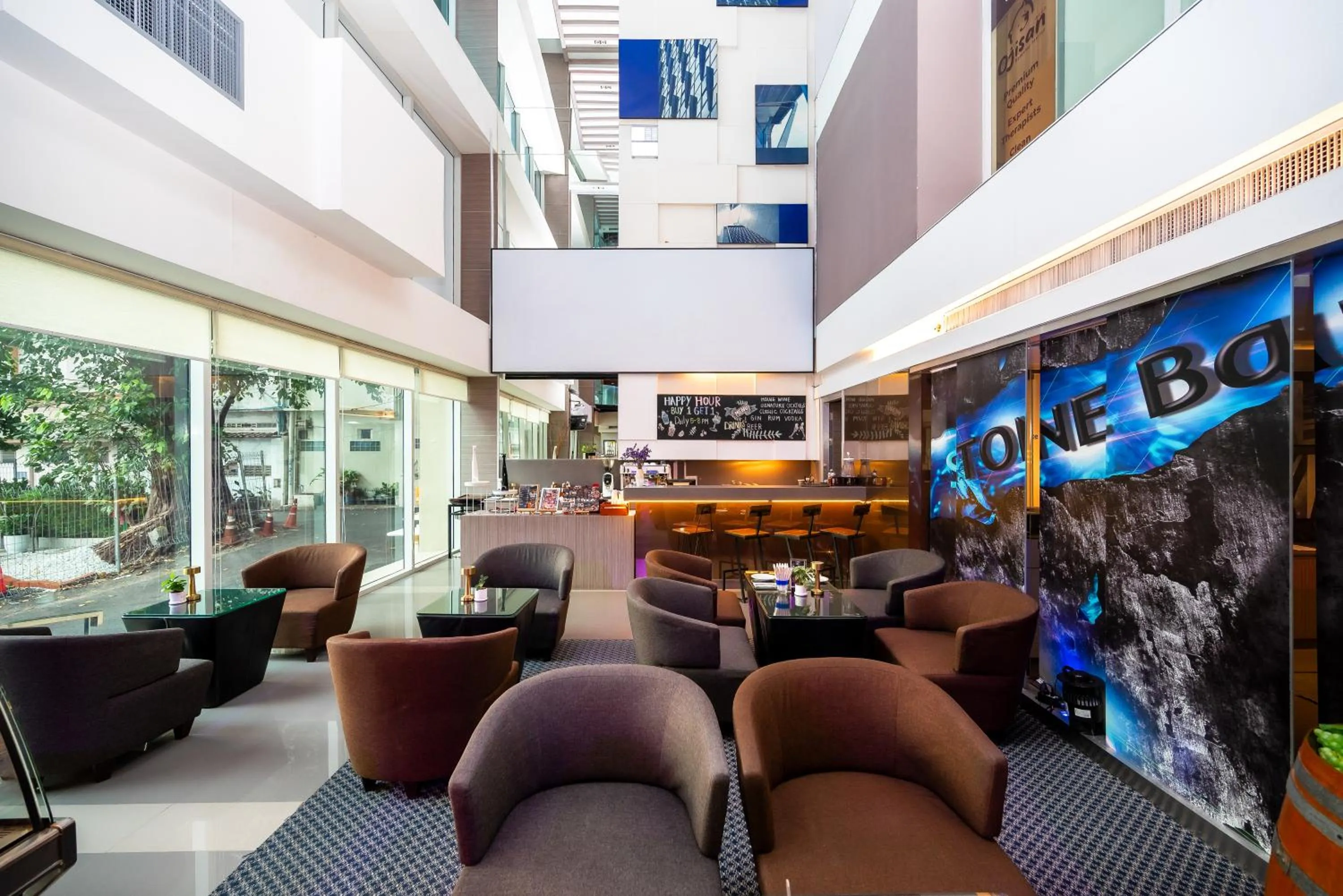 Lounge or bar in Hilton Garden Inn Bangkok Silom