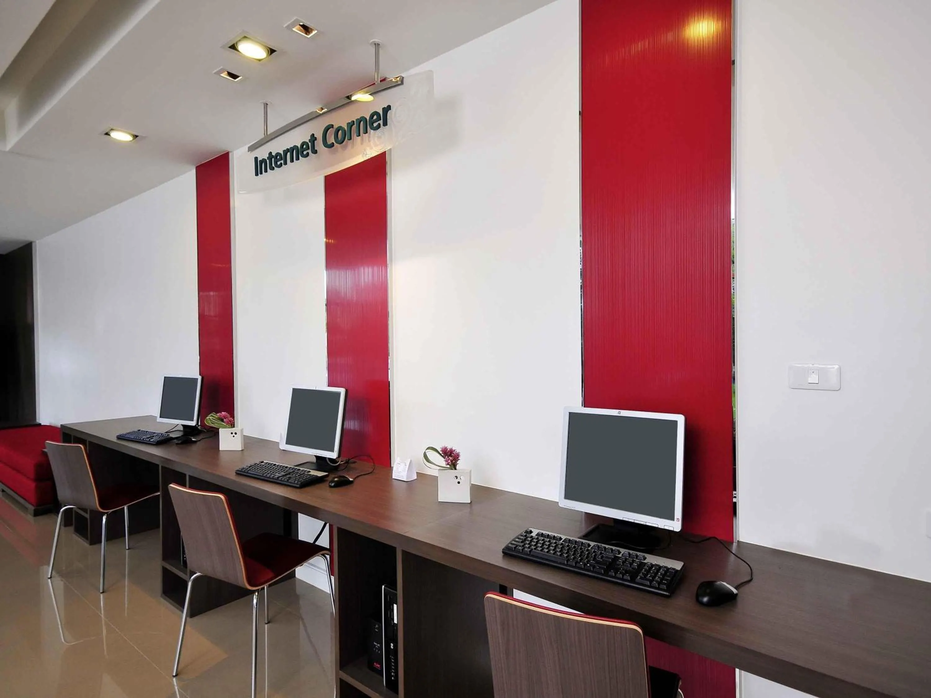 Lounge or bar in Ibis Bangkok Riverside