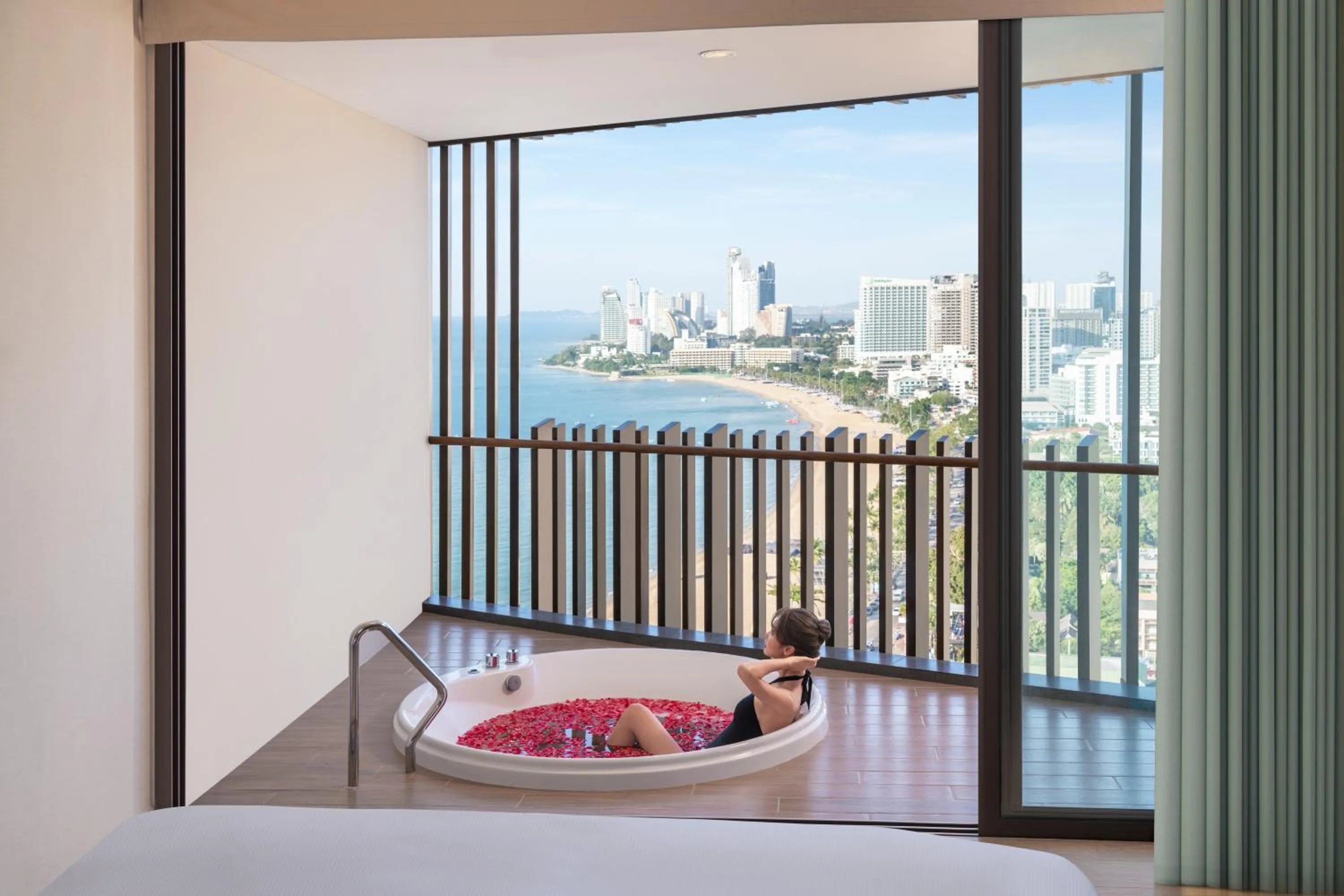 Bath, Bed in Hilton Pattaya
