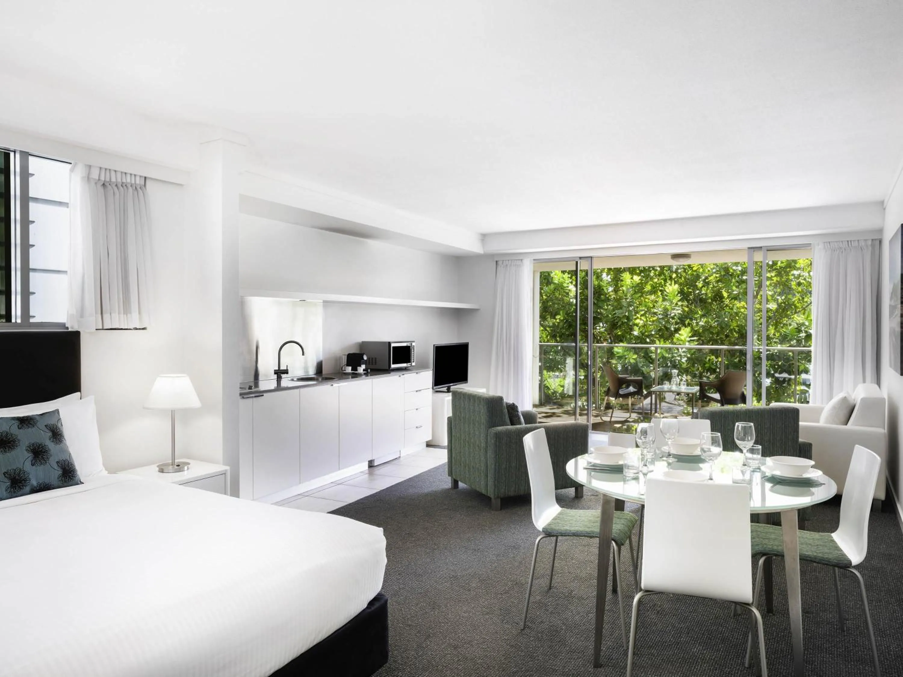 Bedroom, Bed in Peppers Blue on Blue