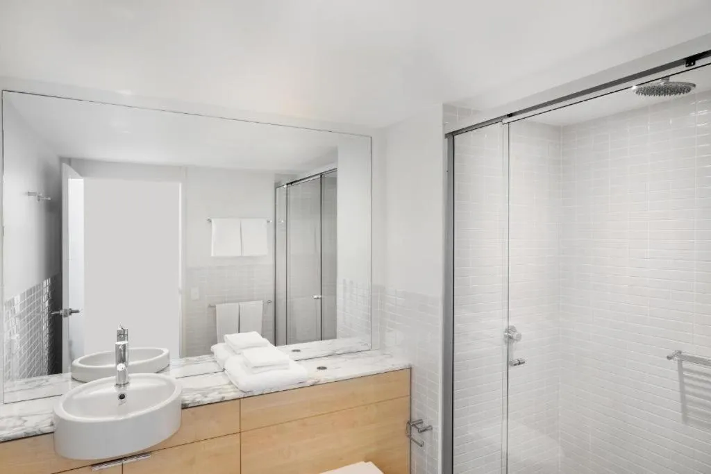 Bathroom in Peppers Blue on Blue