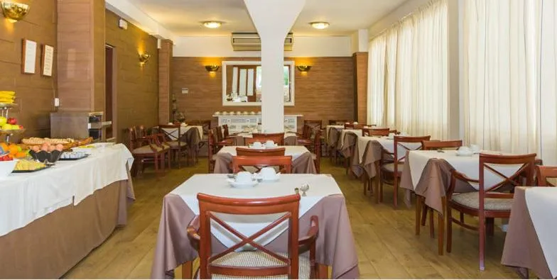 Restaurant/places to eat in Hotel Villa Singala